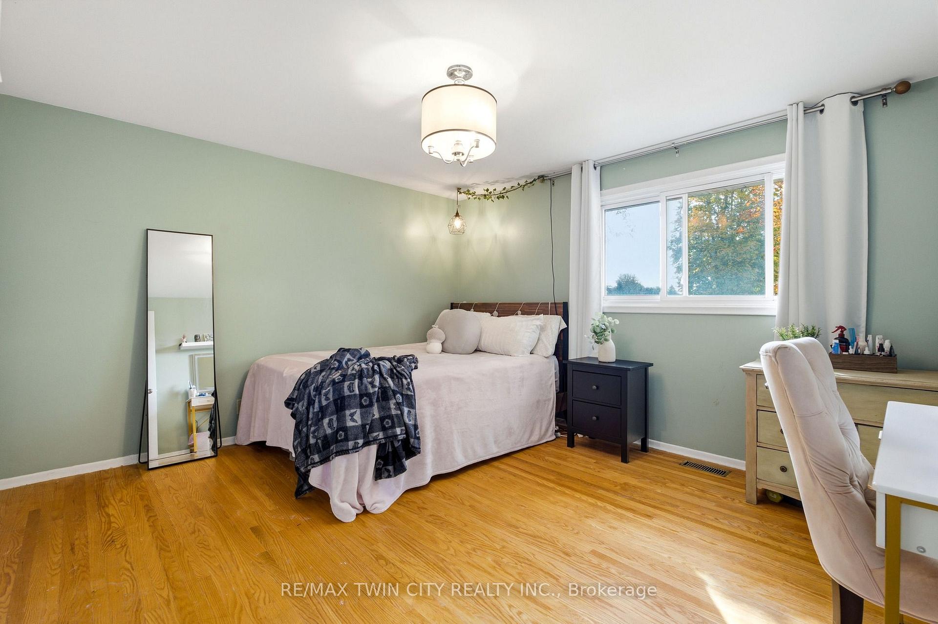 Photo 27 of 47 Eastwood Drive, Kitchener, Stanley Park — HOMEH