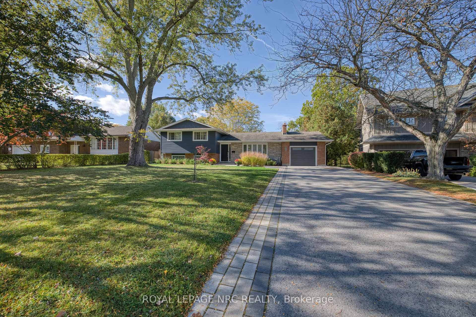Photo 2 of 16 Woodington Crescent, St. Catharines, Glendale/Glenridge — HOMEH