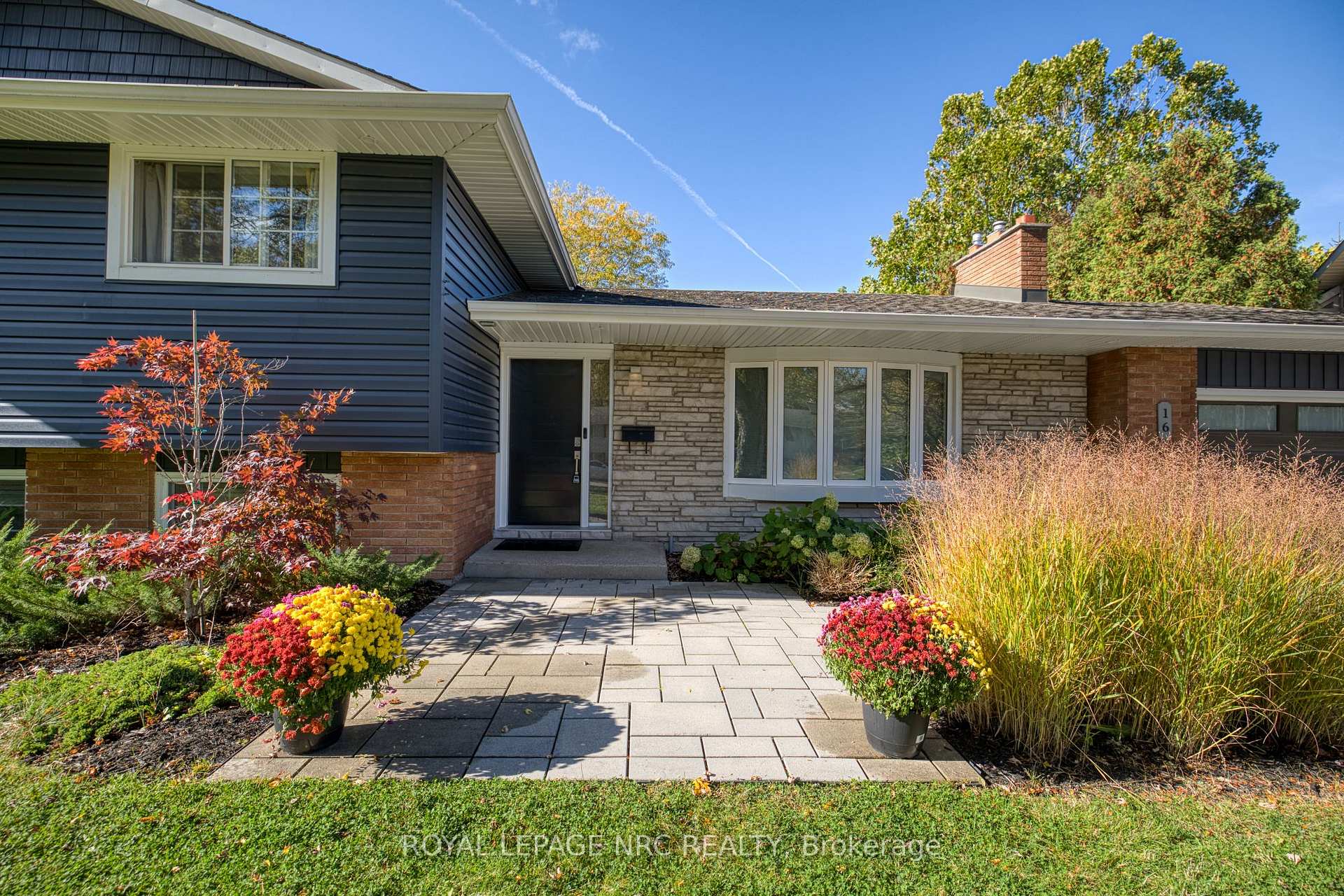 Photo 4 of 16 Woodington Crescent, St. Catharines, Glendale/Glenridge — HOMEH
