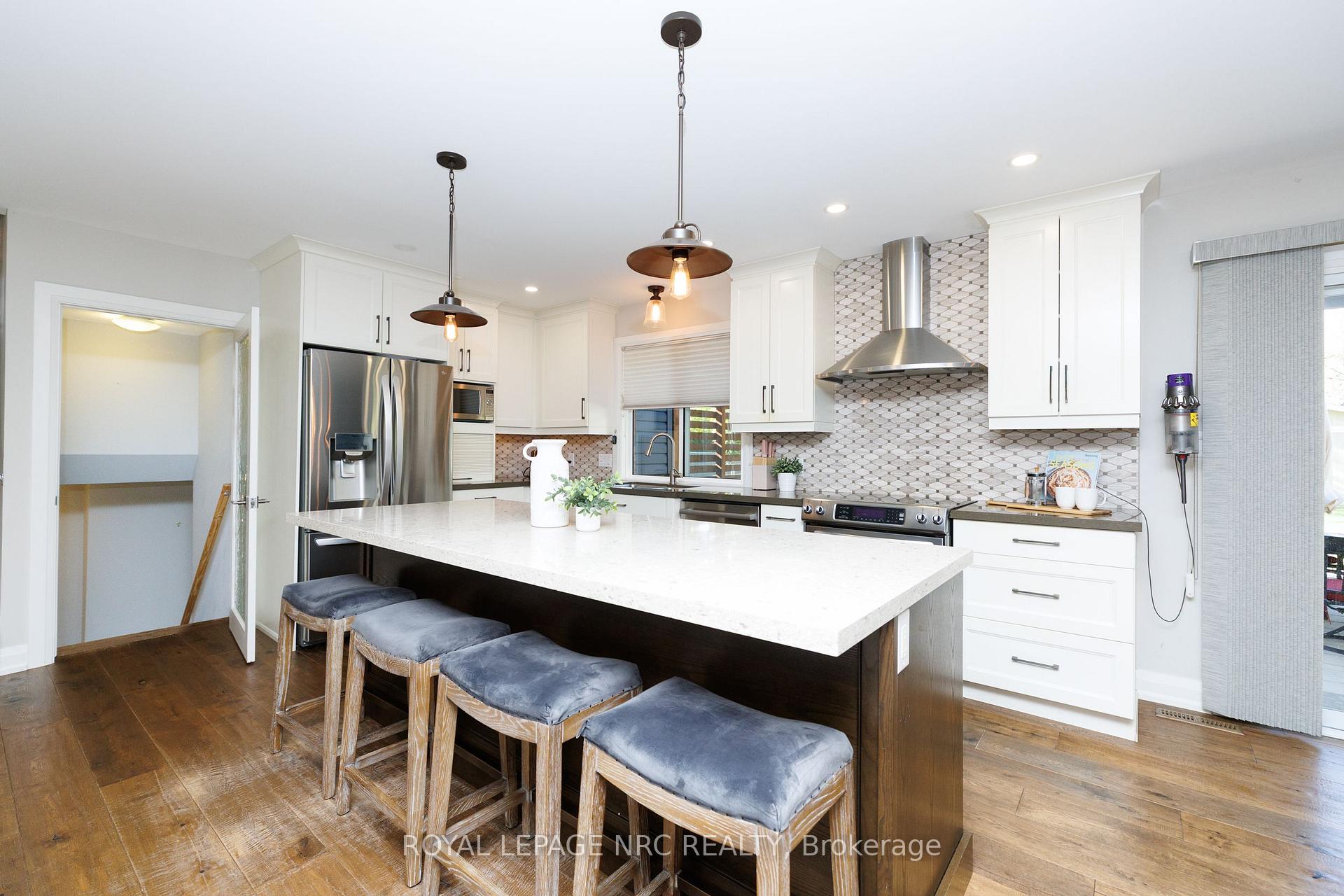 Photo 6 of 16 Woodington Crescent, St. Catharines, Glendale/Glenridge — HOMEH
