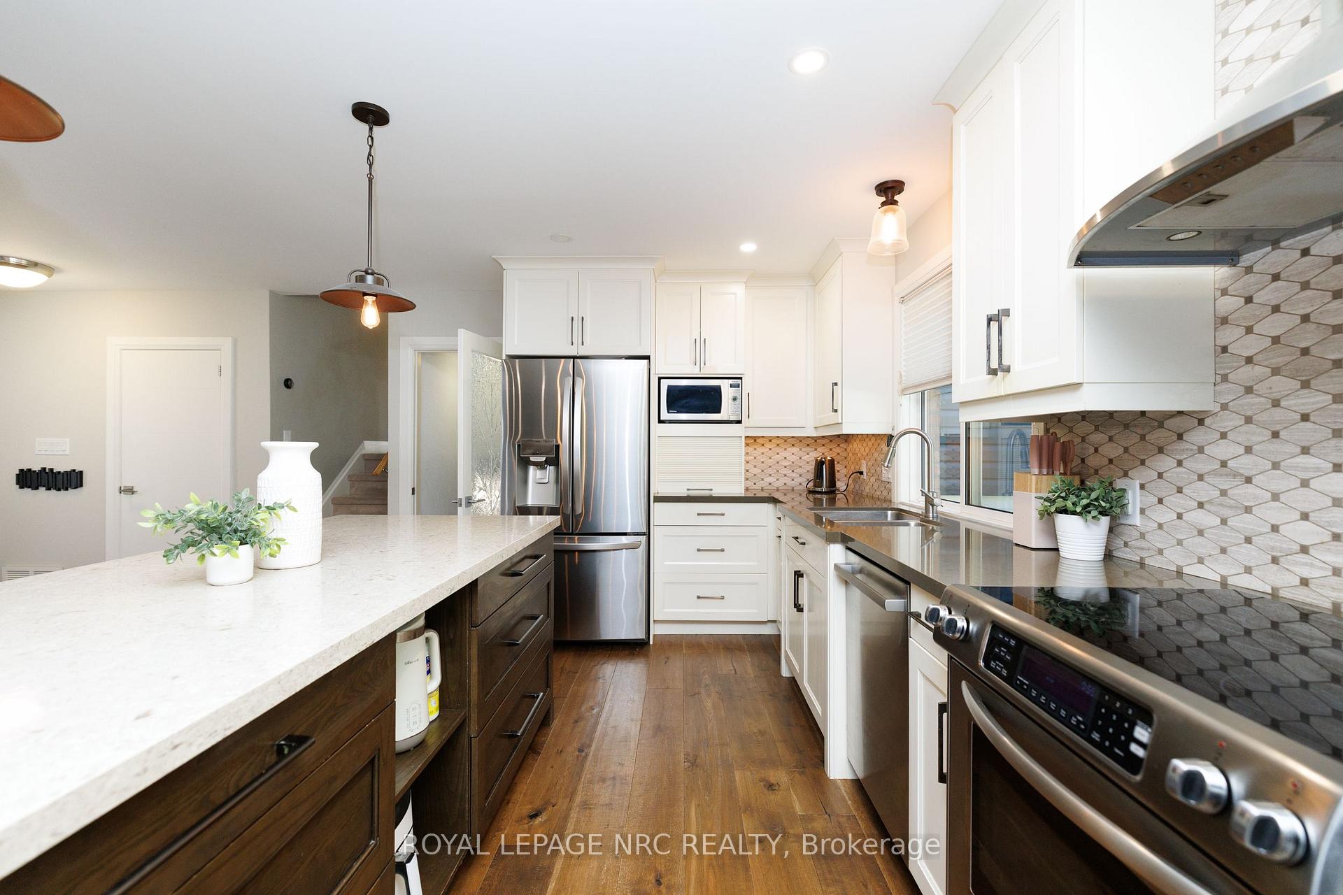 Photo 8 of 16 Woodington Crescent, St. Catharines, Glendale/Glenridge — HOMEH