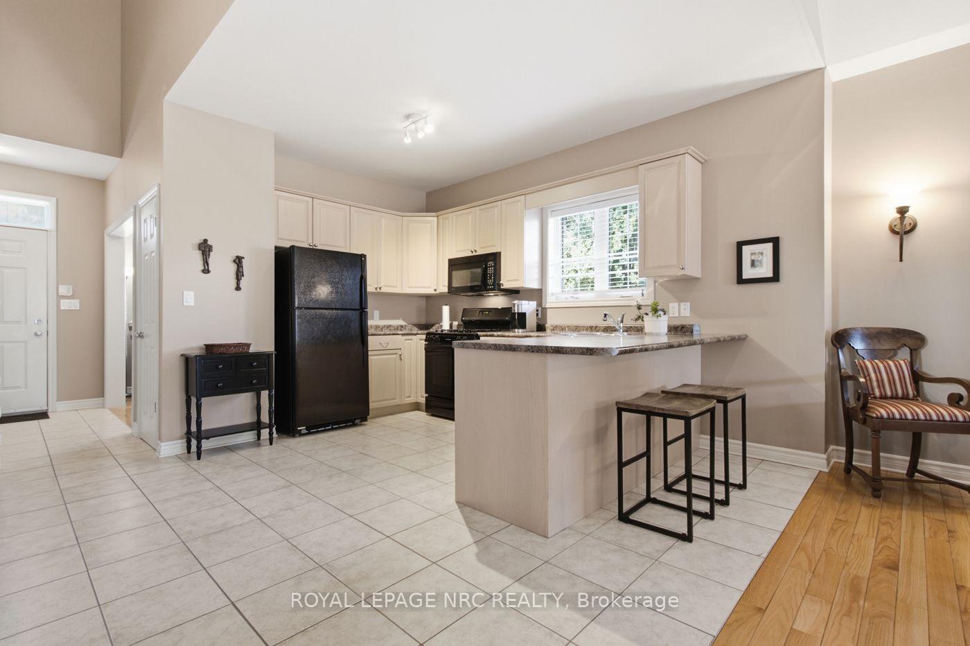 Photo 11 of 8142 Costabile Drive, Niagara Falls, Ascot — HOMEH