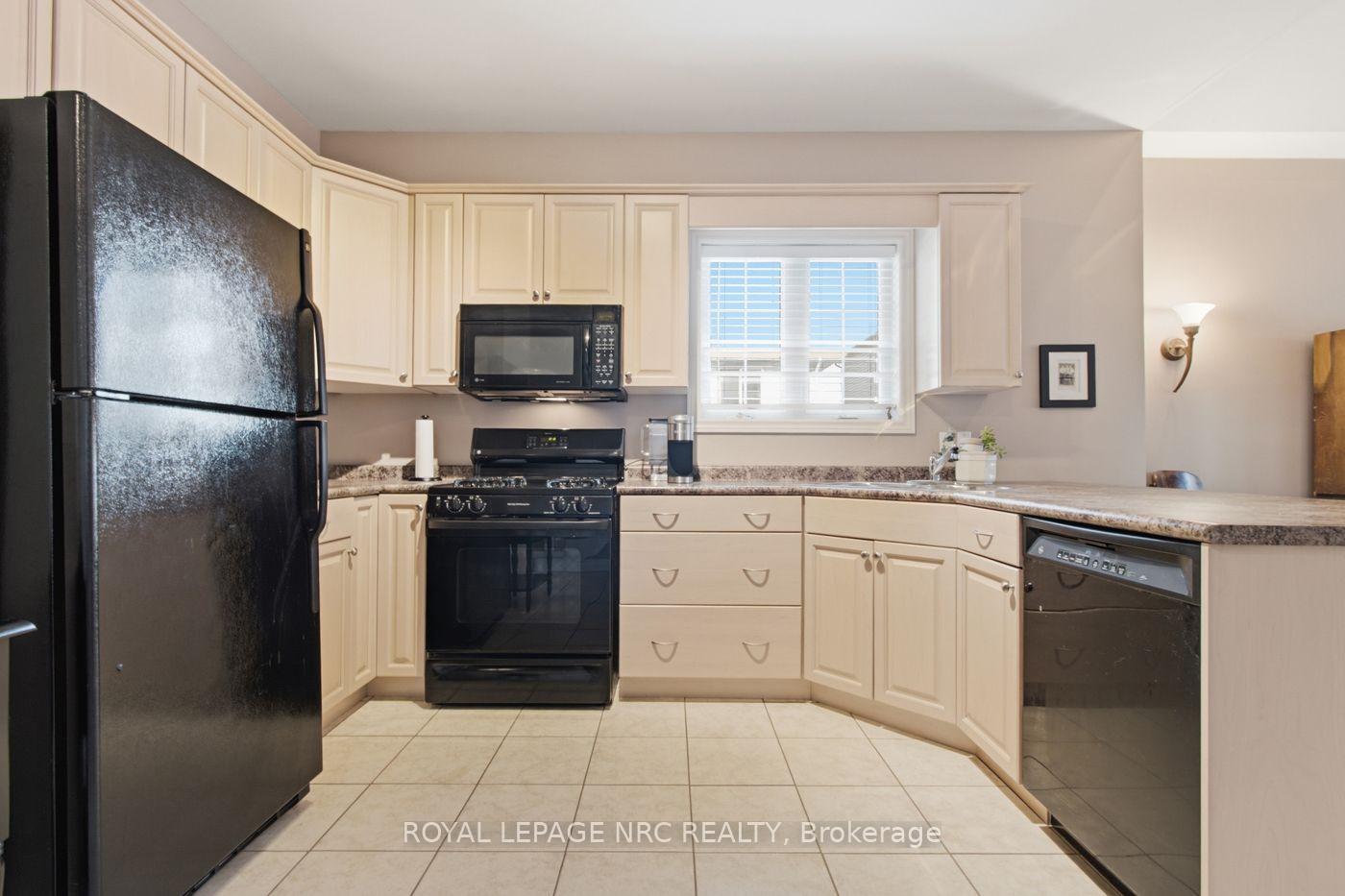 Photo 12 of 8142 Costabile Drive, Niagara Falls, Ascot — HOMEH