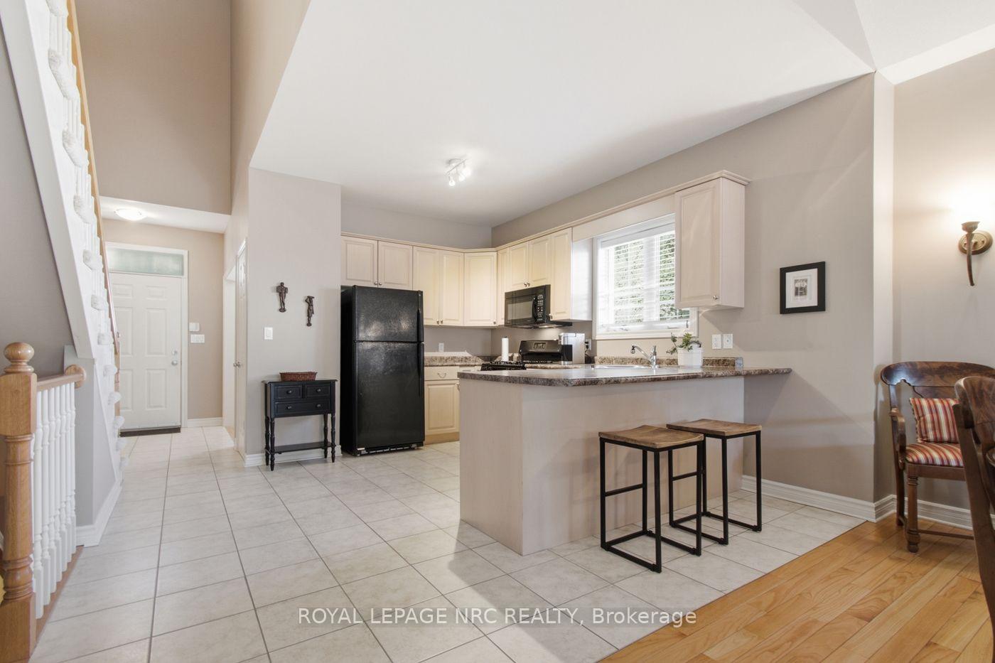 Photo 15 of 8142 Costabile Drive, Niagara Falls, Ascot — HOMEH
