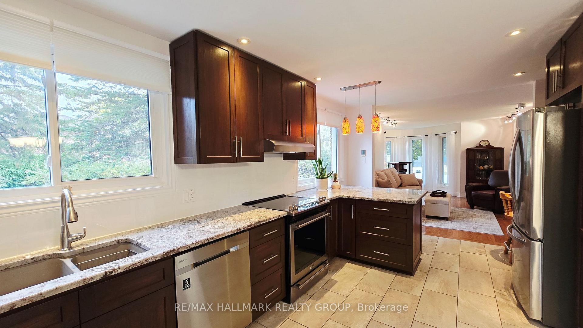 Photo 5 of 40 Huntsman Crescent, Ottawa, Kanata - Bridlewood — HOMEH