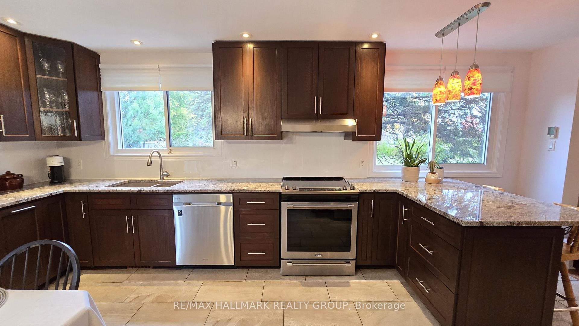 Photo 6 of 40 Huntsman Crescent, Ottawa, Kanata - Bridlewood — HOMEH