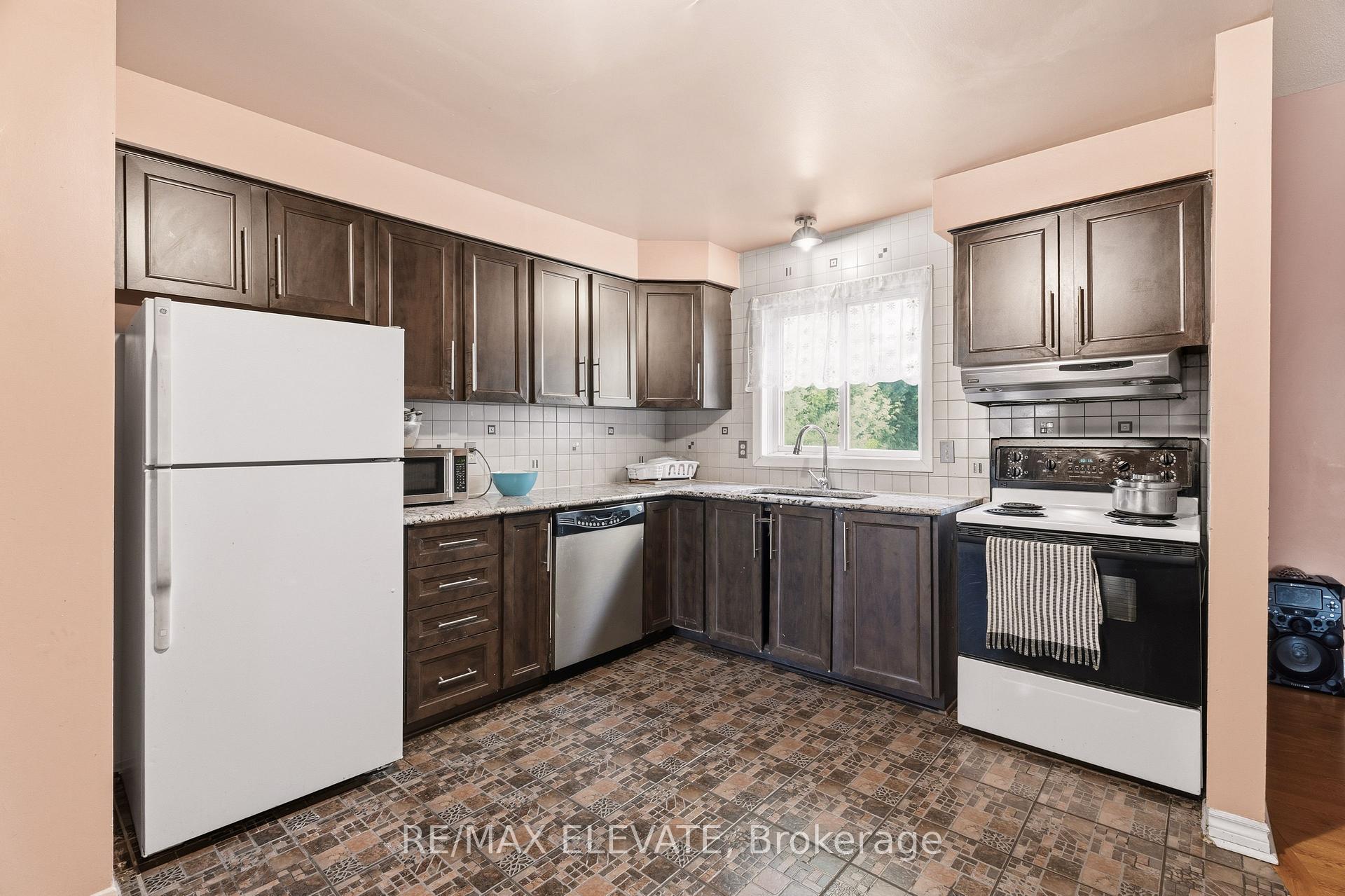 Photo 18 of 6104 Vineyard Drive, Ottawa, Convent Glen — HOMEH