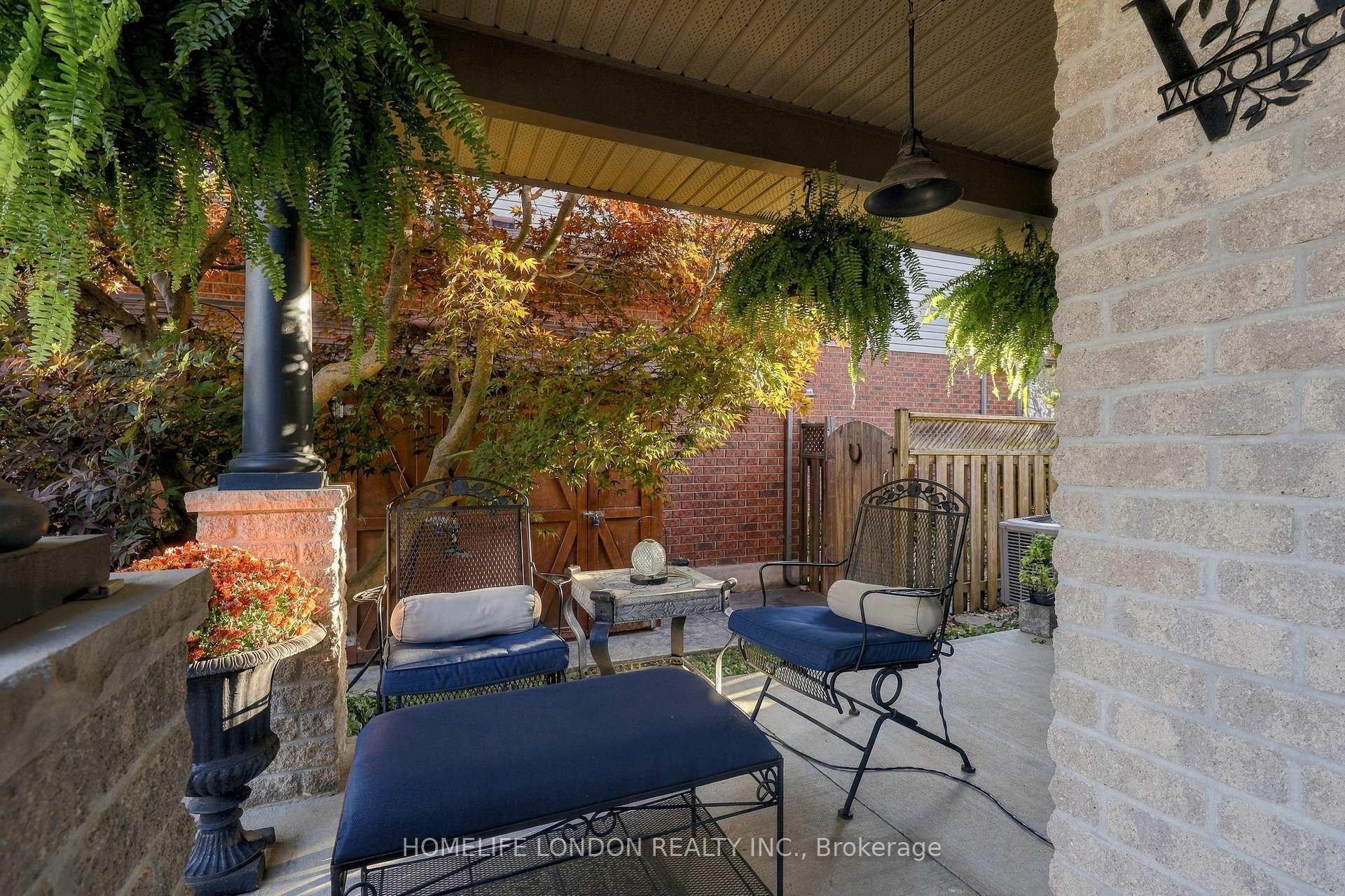 Photo 3 of 2195 Thornicroft Crescent E, London, South V — HOMEH