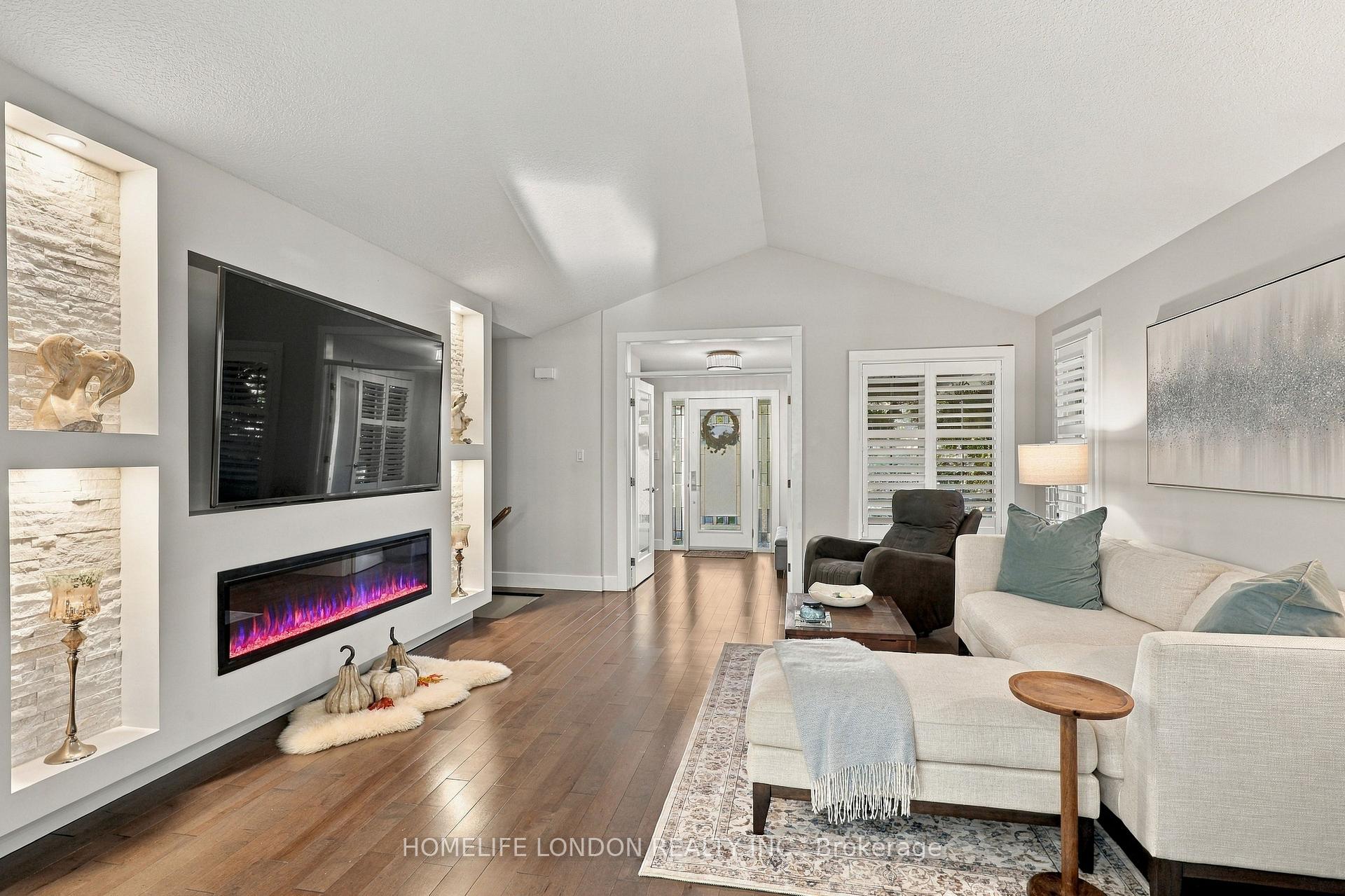 Photo 5 of 2195 Thornicroft Crescent E, London, South V — HOMEH