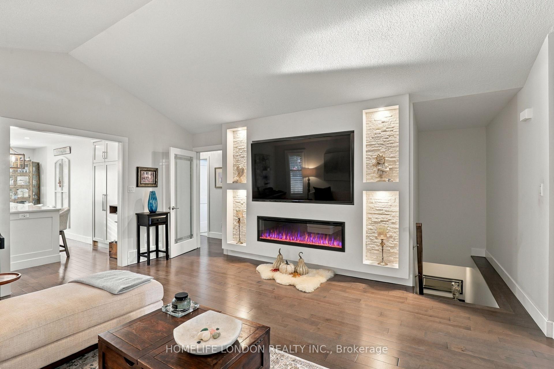 Photo 6 of 2195 Thornicroft Crescent E, London, South V — HOMEH