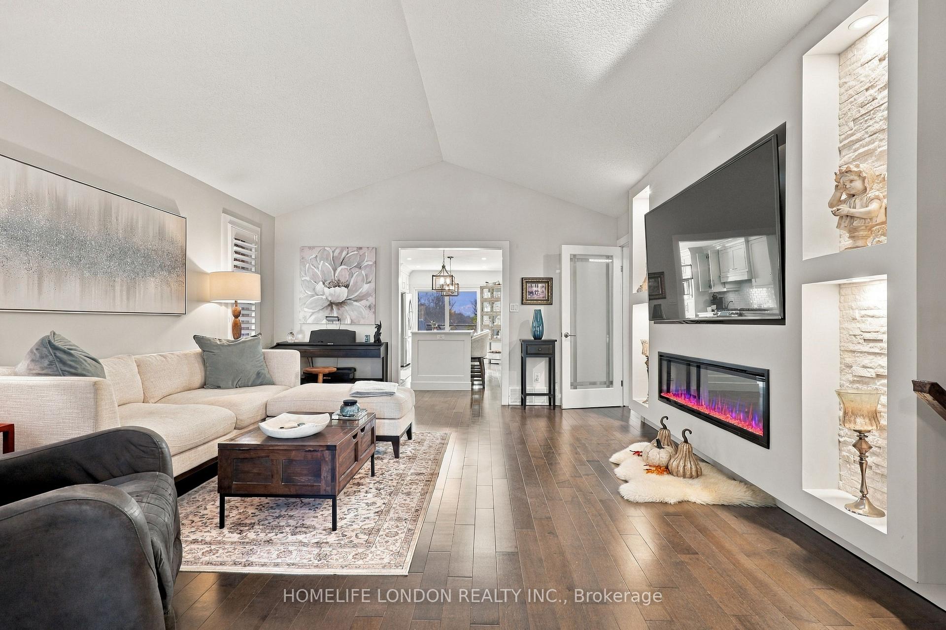 Photo 8 of 2195 Thornicroft Crescent E, London, South V — HOMEH