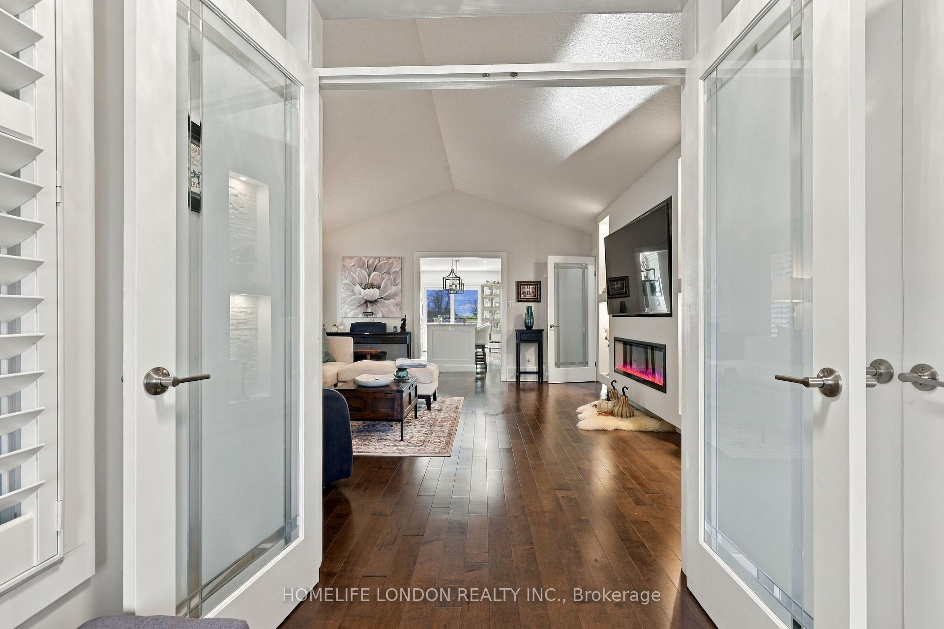 Photo 9 of 2195 Thornicroft Crescent E, London, South V — HOMEH