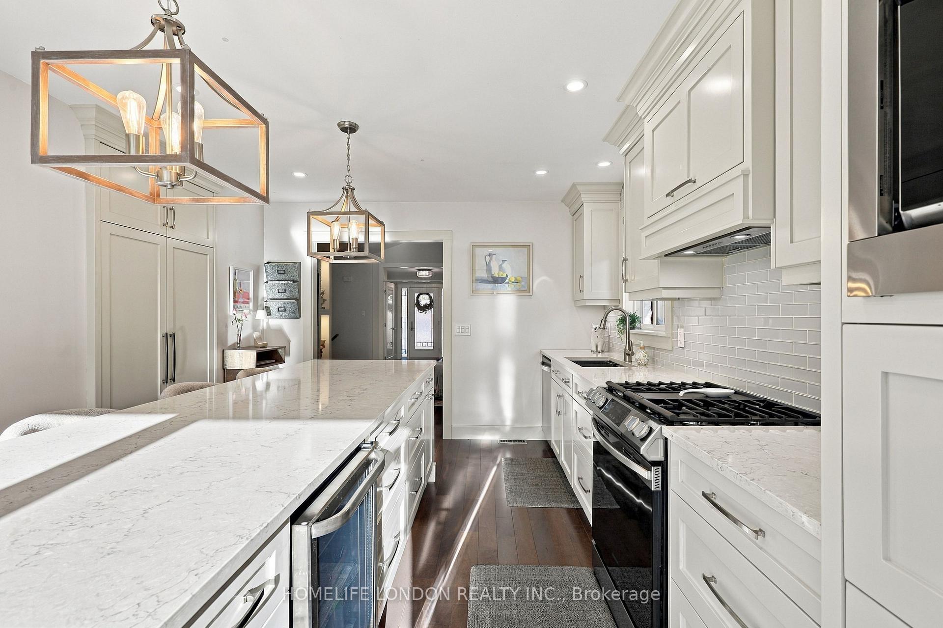 Photo 14 of 2195 Thornicroft Crescent E, London, South V — HOMEH