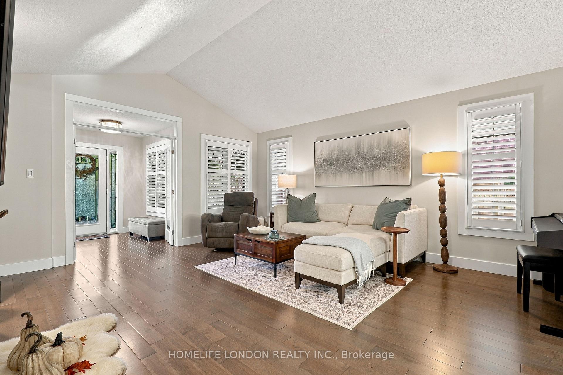 Photo 20 of 2195 Thornicroft Crescent E, London, South V — HOMEH