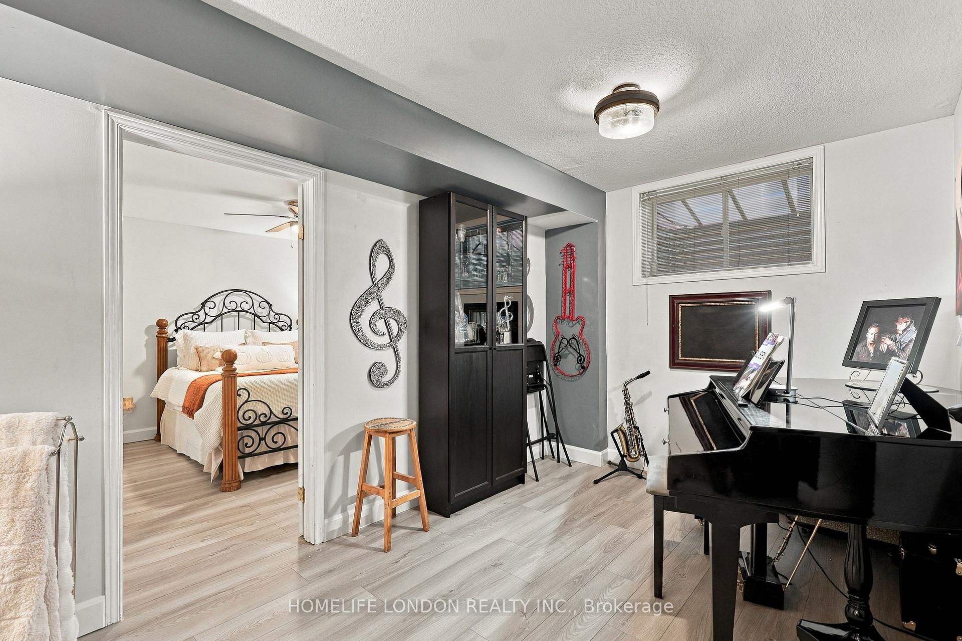 Photo 25 of 2195 Thornicroft Crescent E, London, South V — HOMEH