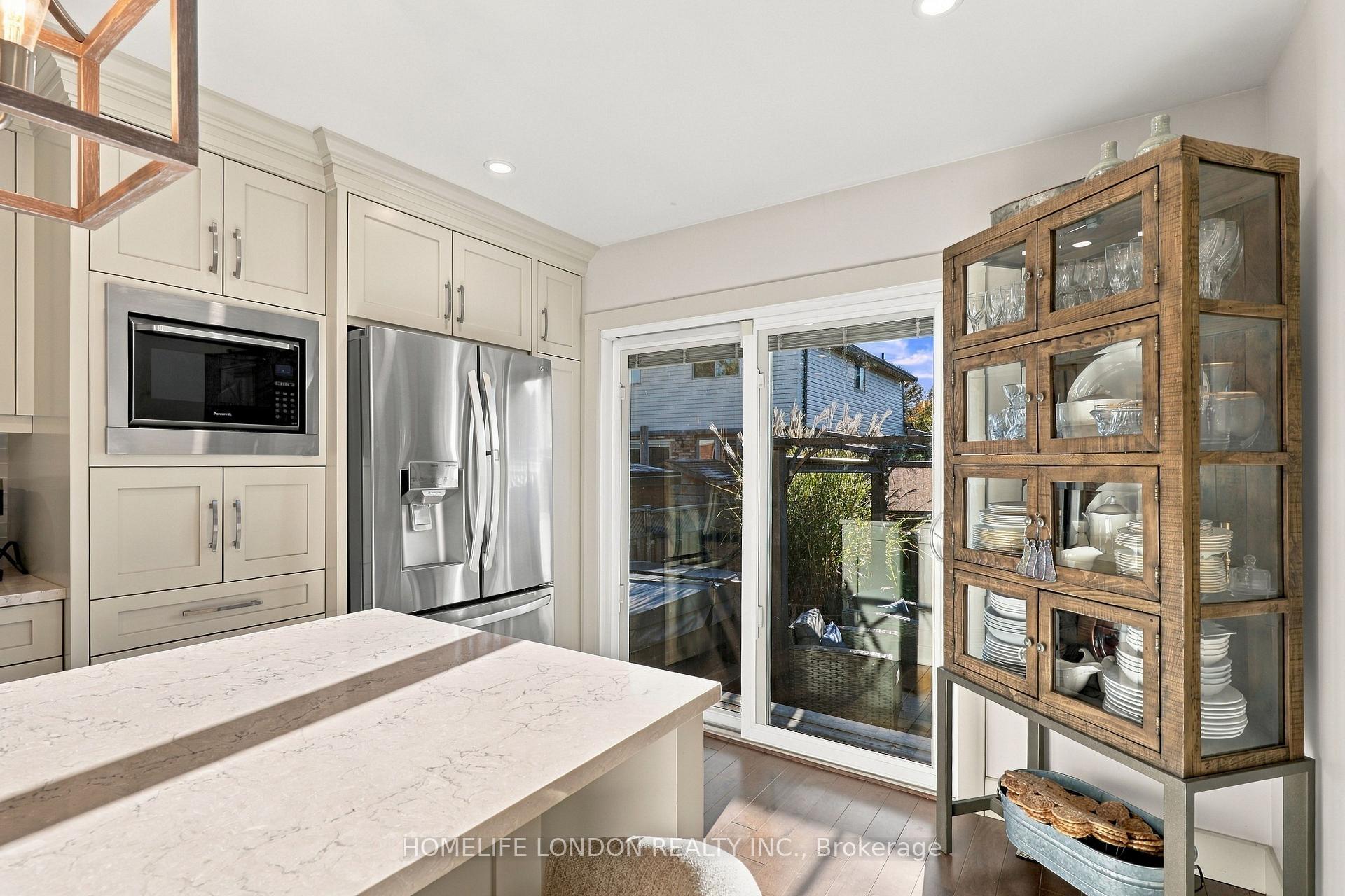 Photo 39 of 2195 Thornicroft Crescent E, London, South V — HOMEH