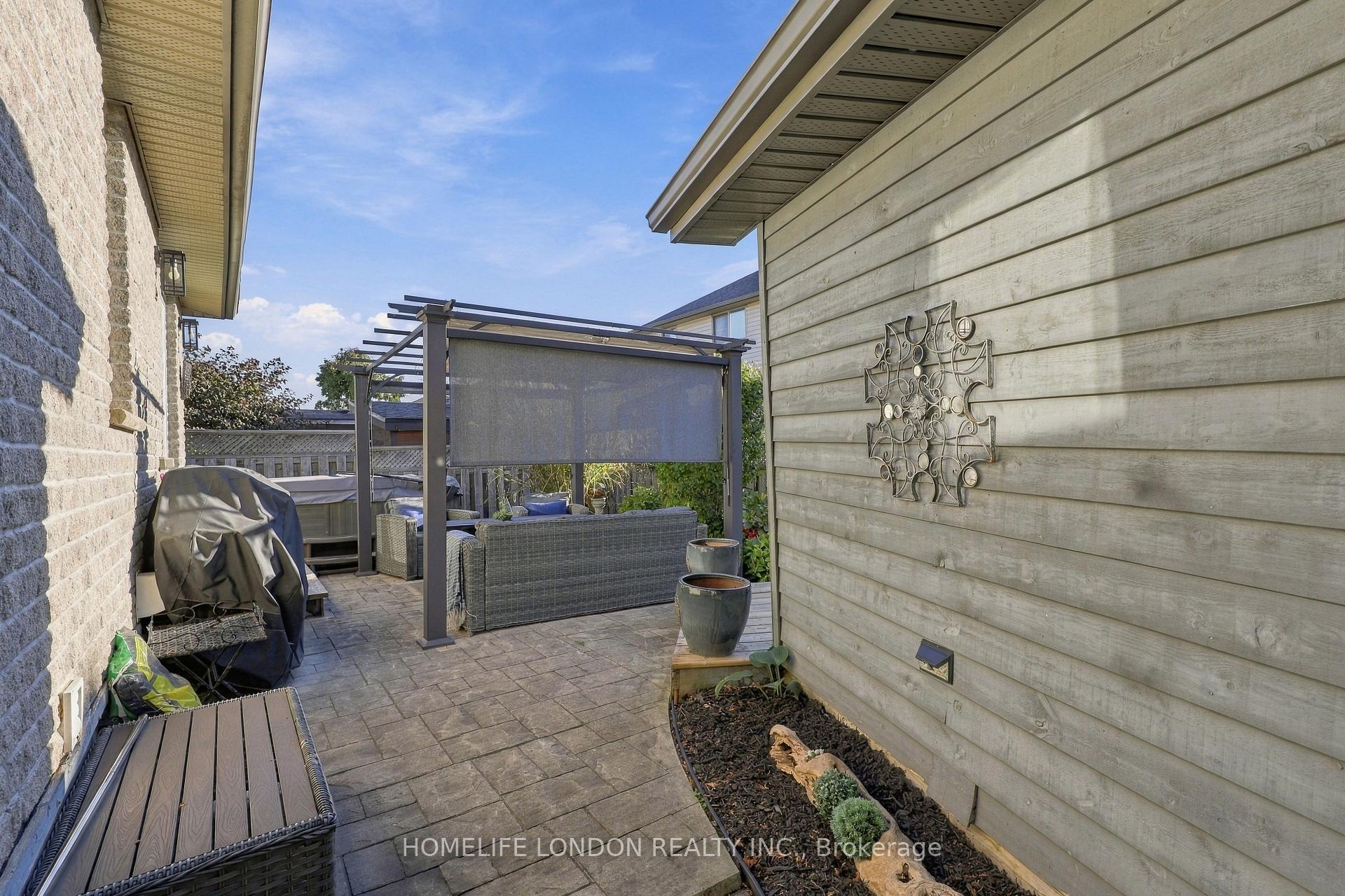 Photo 44 of 2195 Thornicroft Crescent E, London, South V — HOMEH