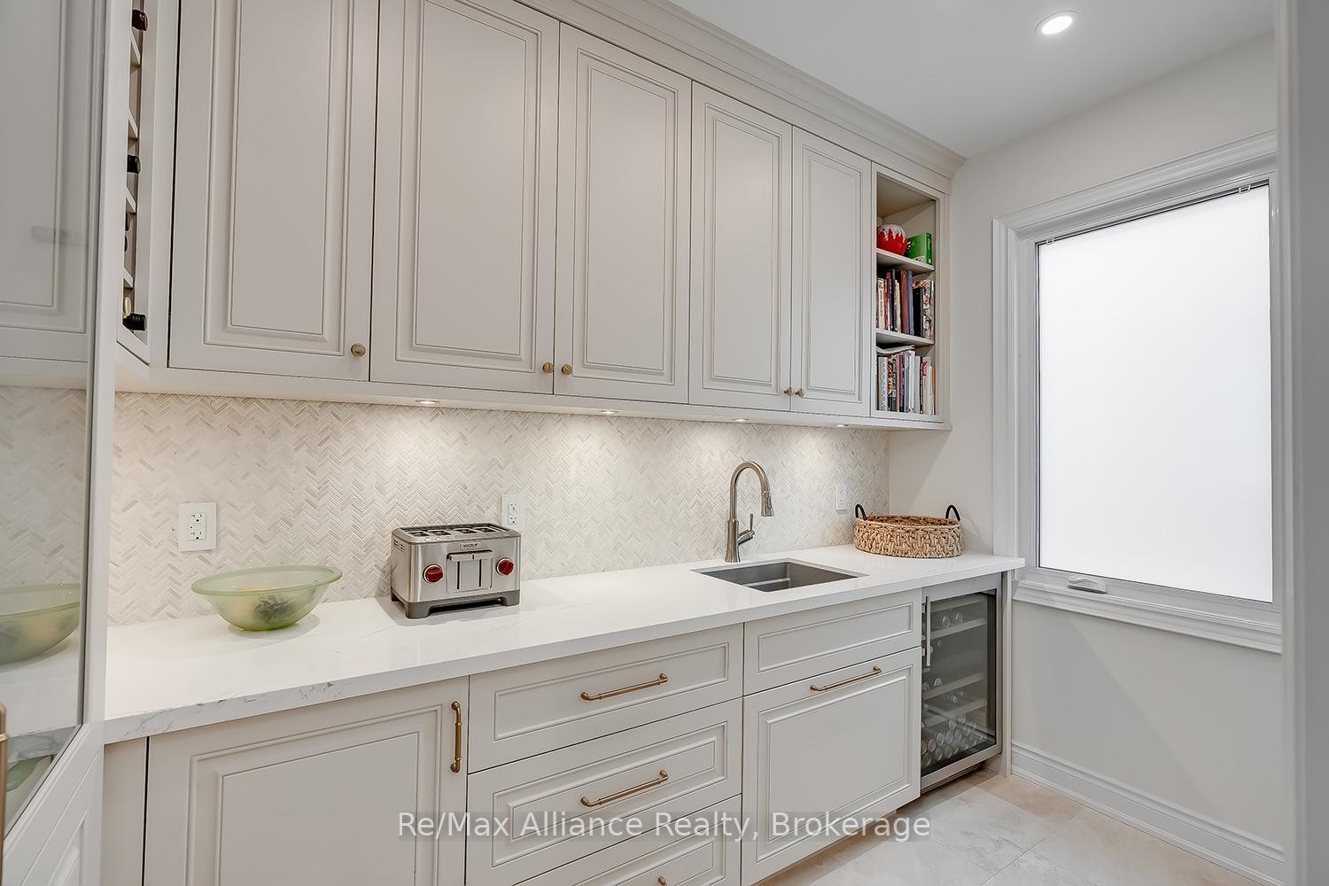 Photo 14 of 203 Burloak Drive, Oakville, Bronte — HOMEH