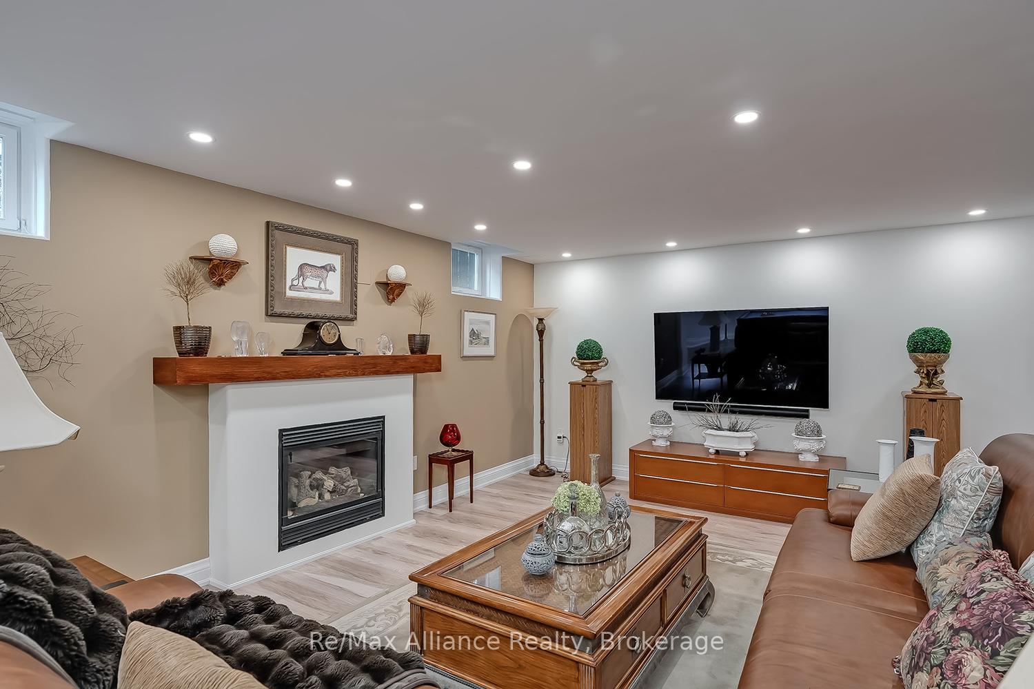 Photo 32 of 203 Burloak Drive, Oakville, Bronte — HOMEH
