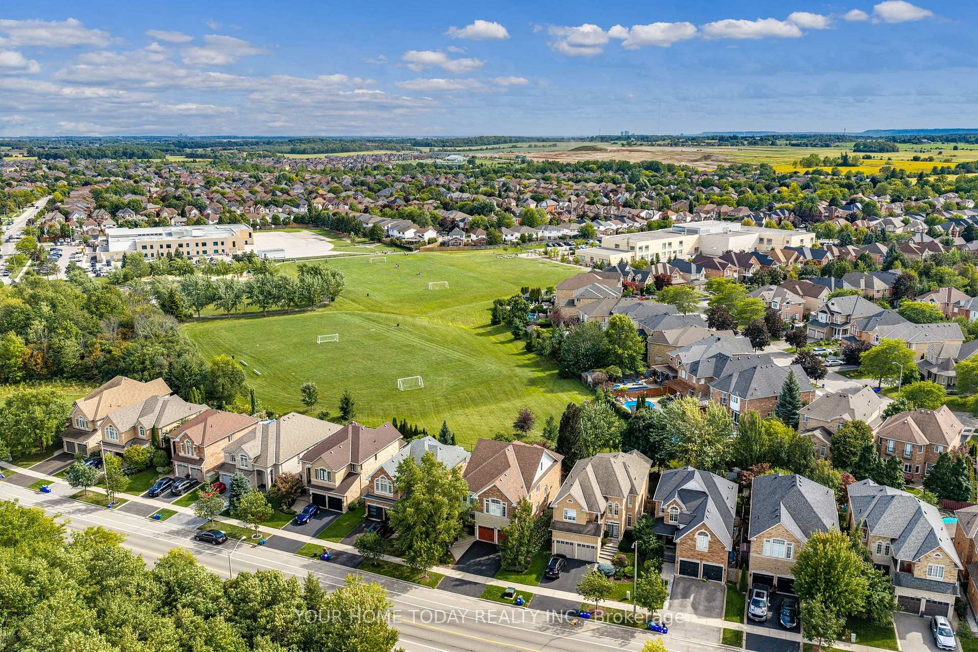 Photo 3 of 127 Miller Drive, Halton Hills, Georgetown — HOMEH