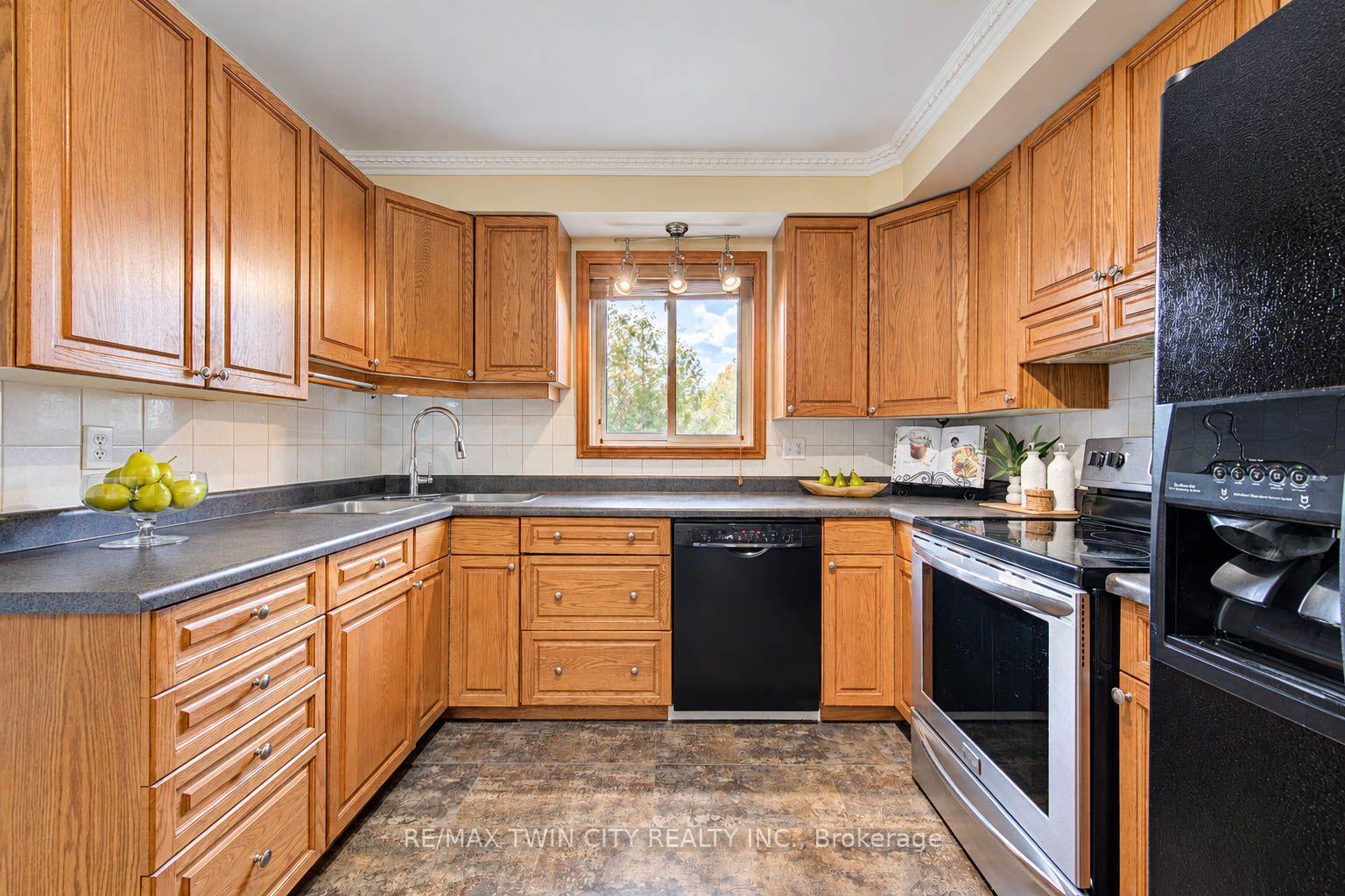 Photo 14 of 63 Winding Way, Kitchener, Forest Heights — HOMEH