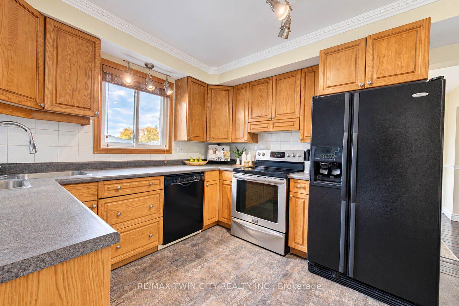 Photo 15 of 63 Winding Way, Kitchener, Forest Heights — HOMEH
