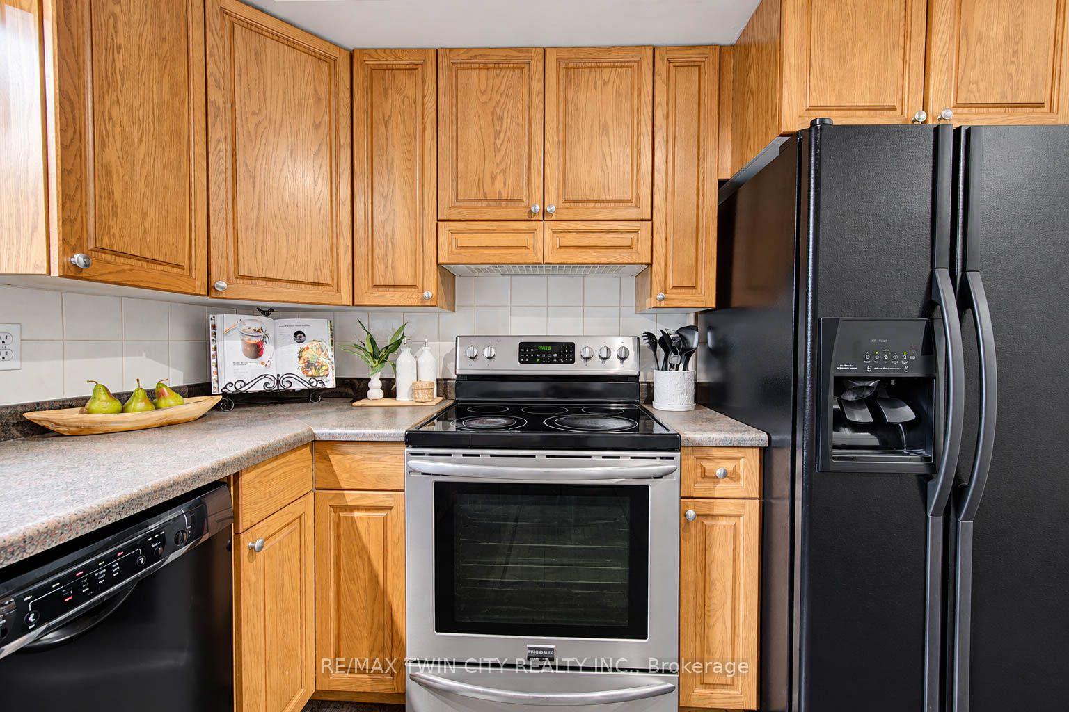 Photo 16 of 63 Winding Way, Kitchener, Forest Heights — HOMEH