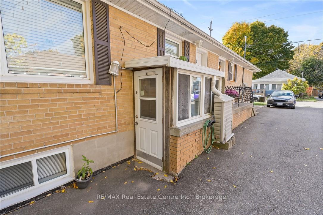 Photo 2 of 17 Academy Road, Halton Hills, Georgetown — HOMEH