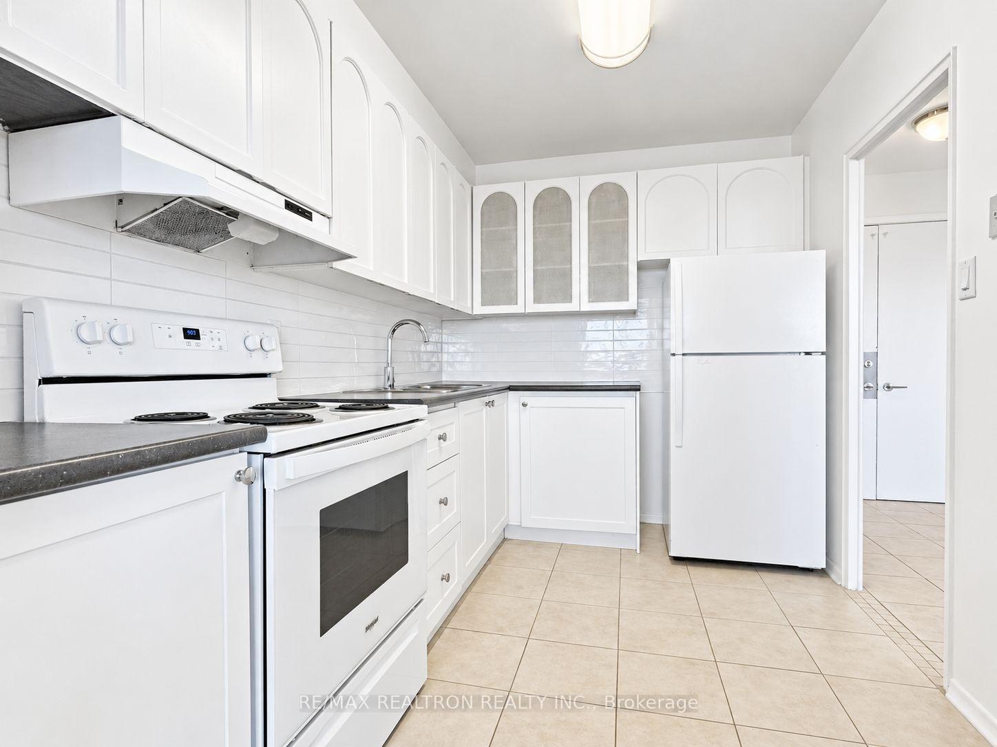 Photo 5 of Unit 804, 10 Shallmar Boulevard, Toronto, Forest Hill North — HOMEH