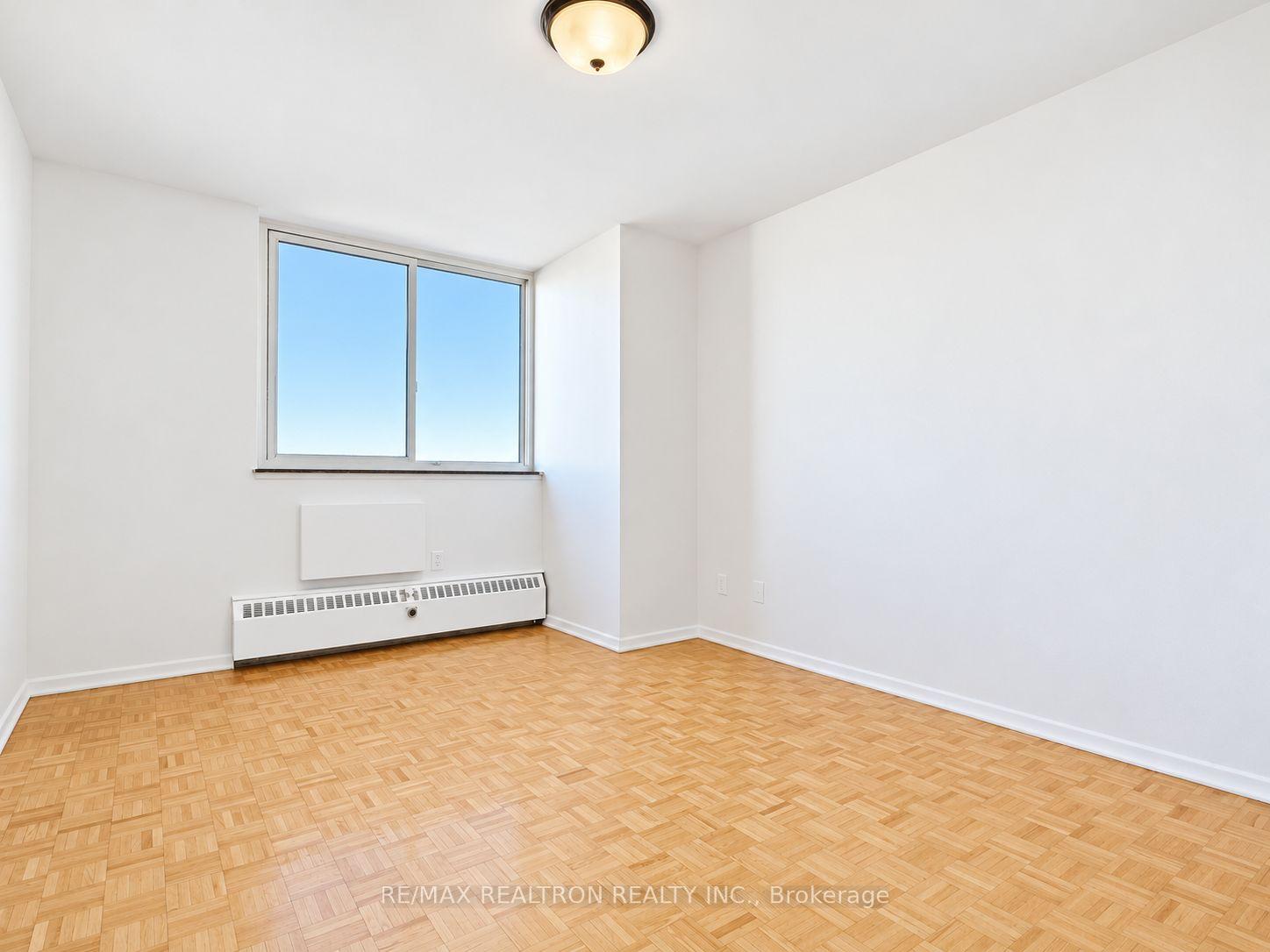 Photo 6 of Unit 804, 10 Shallmar Boulevard, Toronto, Forest Hill North — HOMEH
