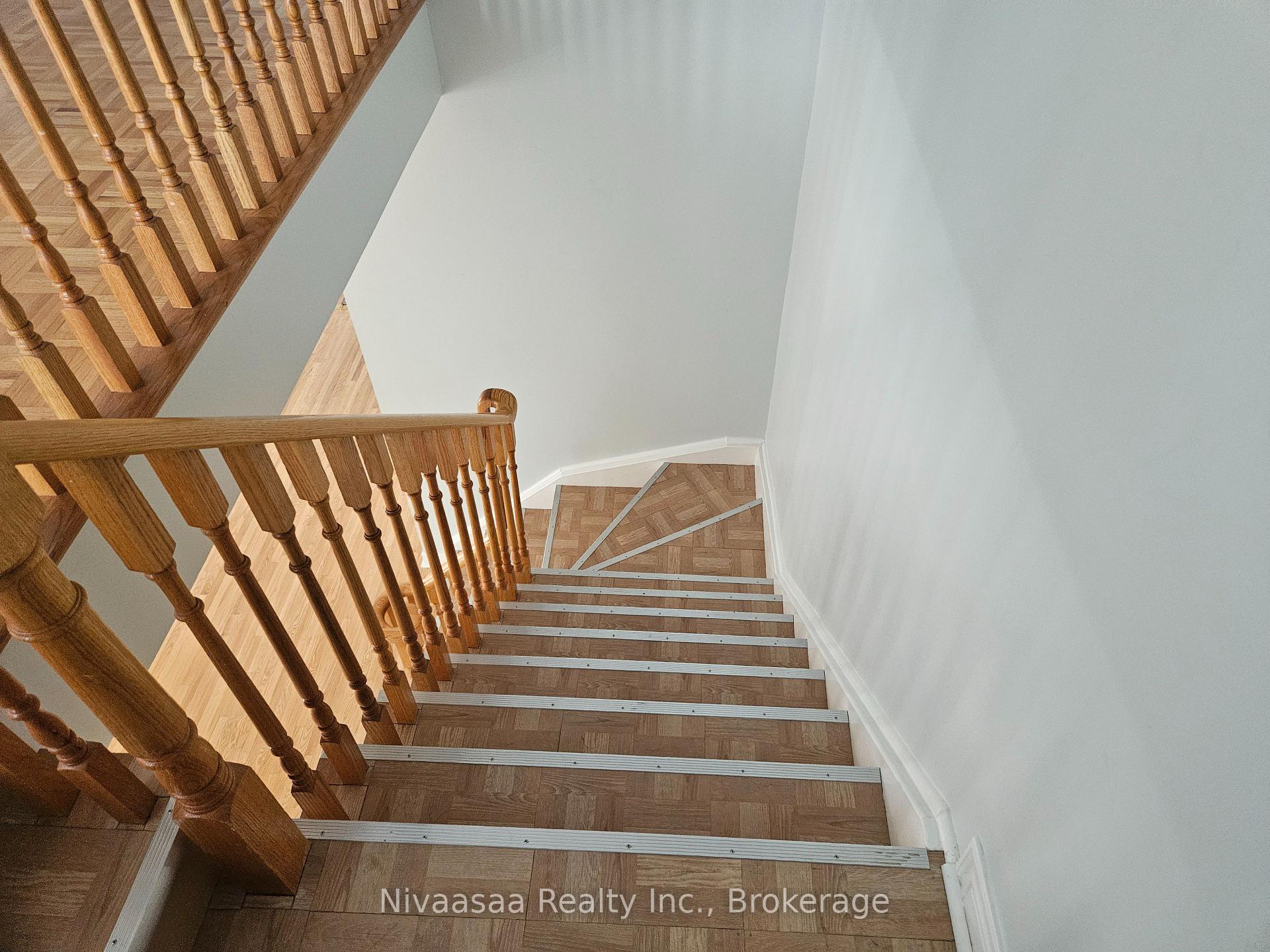 Photo 12 of 926 Ledbury Crescent, Mississauga, East Credit — HOMEH