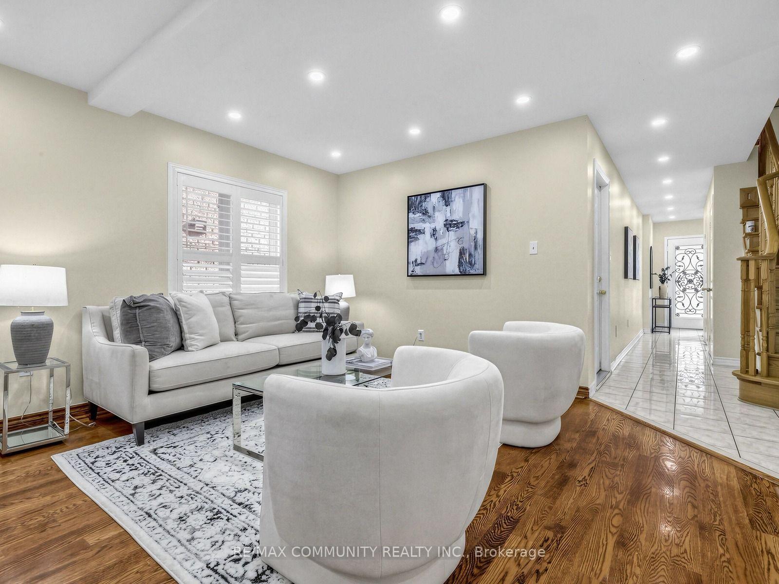 Photo 5 of 117 Tara Crescent, Markham, Cedarwood — HOMEH