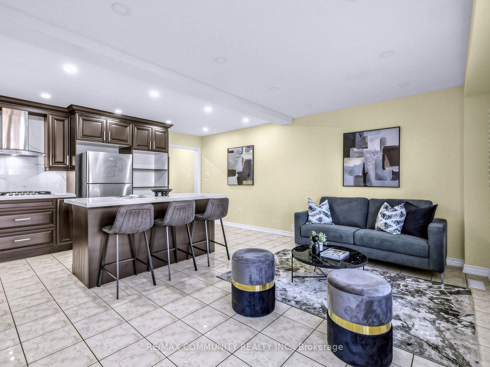 Photo 6 of 117 Tara Crescent, Markham, Cedarwood — HOMEH