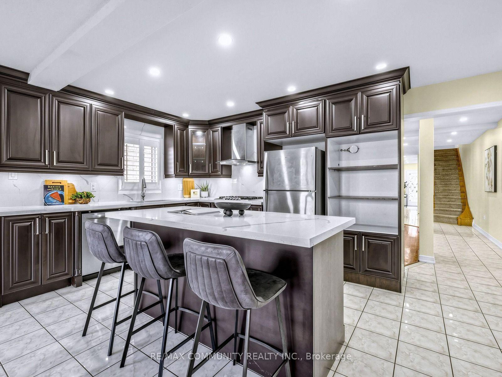 Photo 12 of 117 Tara Crescent, Markham, Cedarwood — HOMEH