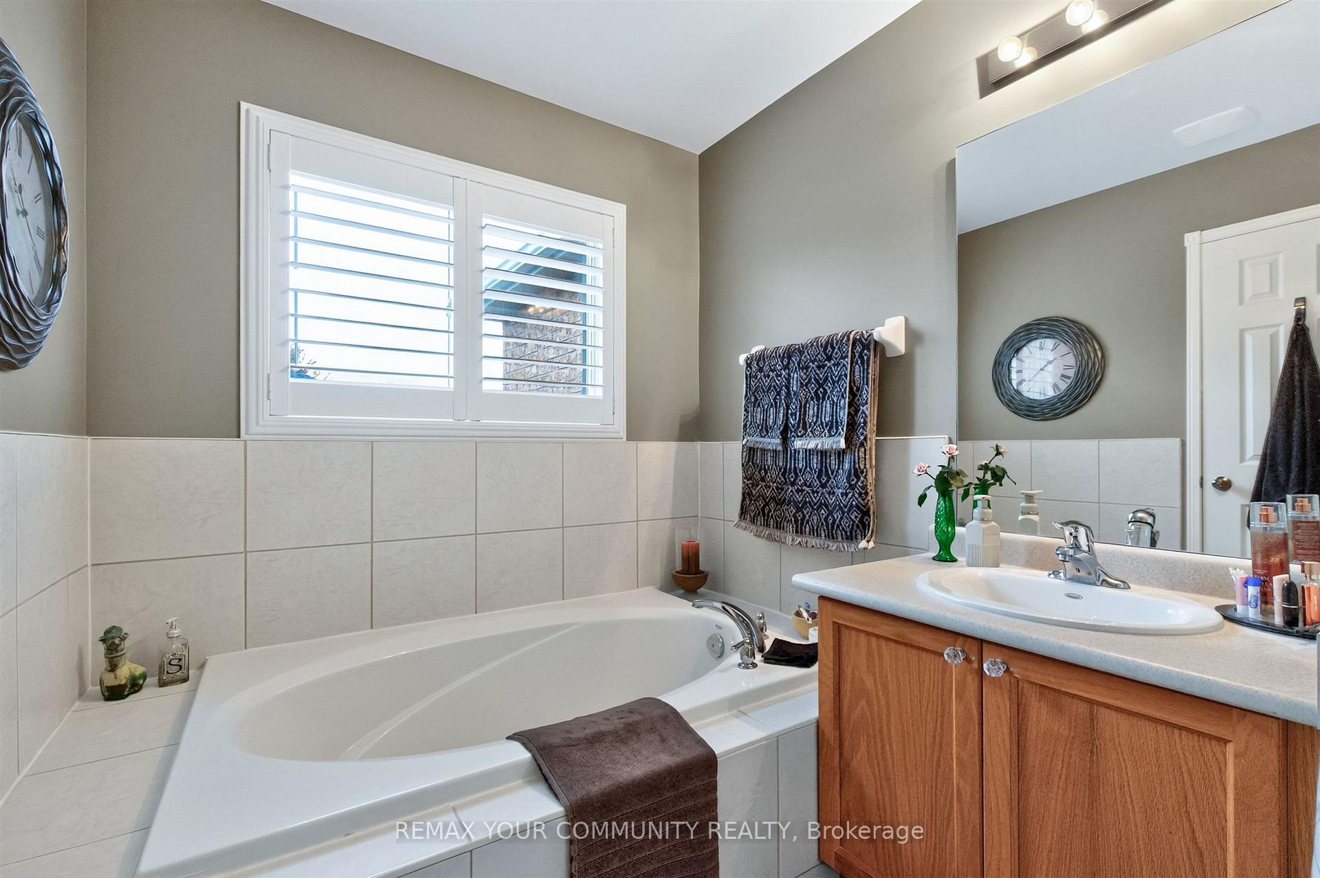 Photo 19 of 61 Cozens Drive, Richmond Hill, Oak Ridges — HOMEH