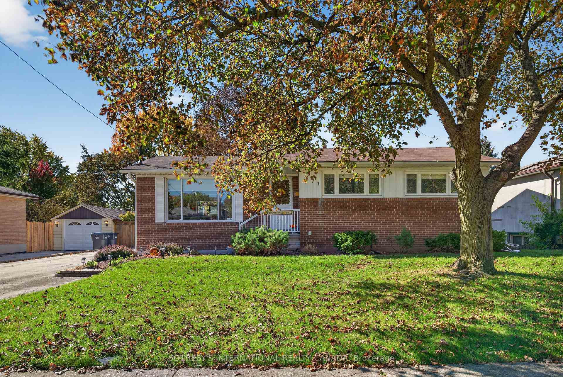 Front of 871 Mississauga Valley Boulevard
