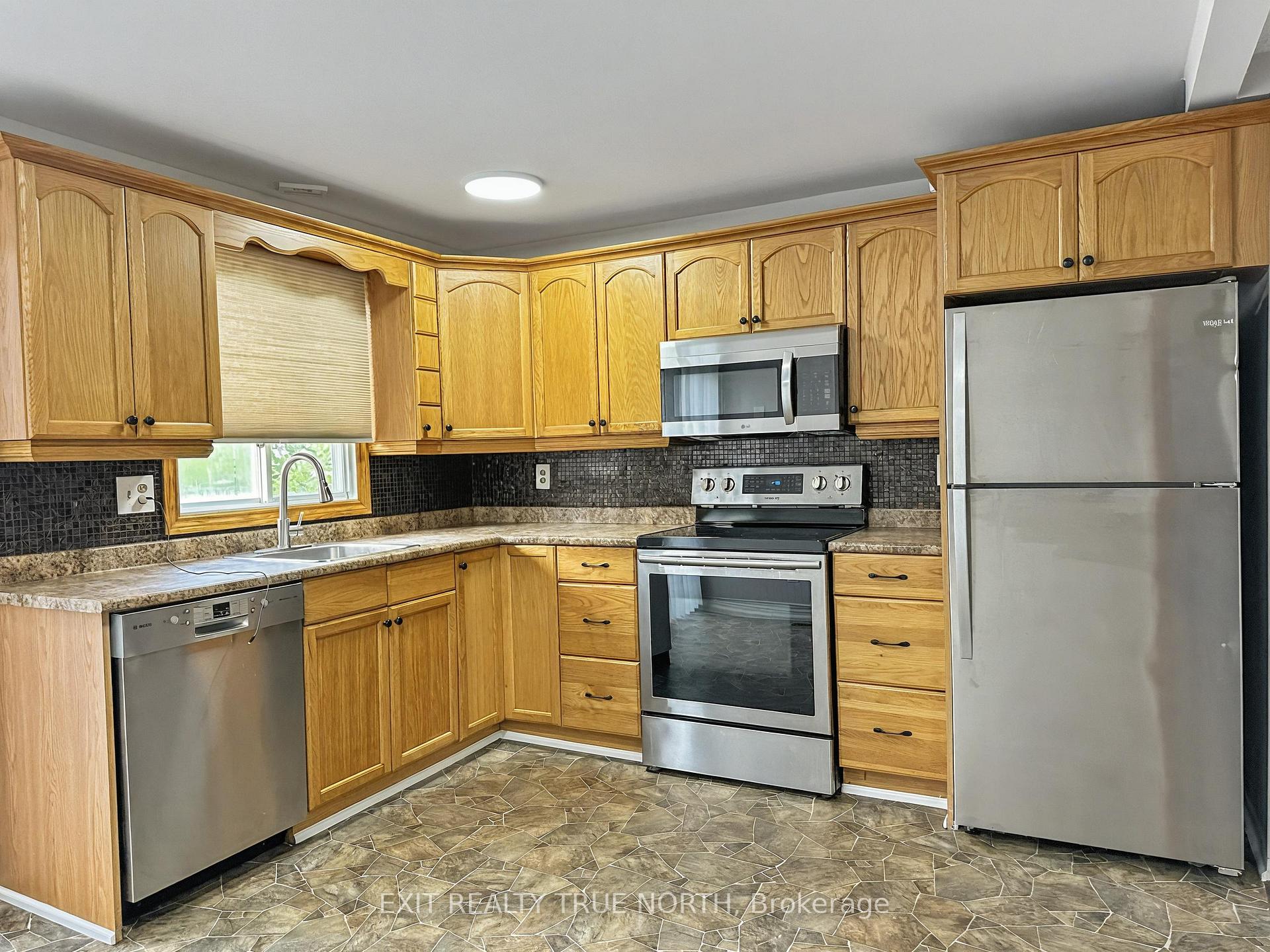 Photo 2 of 71 Hickling Trail, Barrie, Grove East — HOMEH