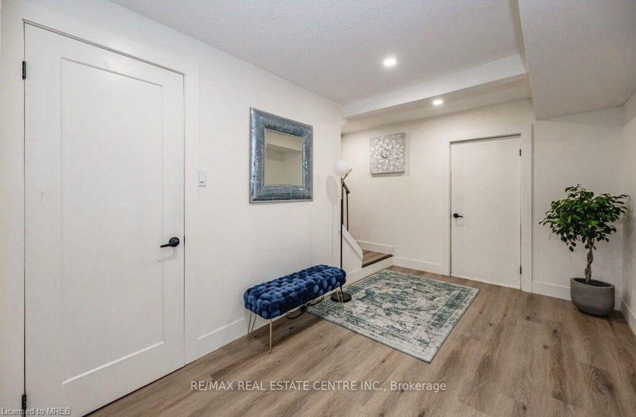 Photo 2 of Unit lower, 136 The Country Way, Kitchener, Country Hills — HOMEH