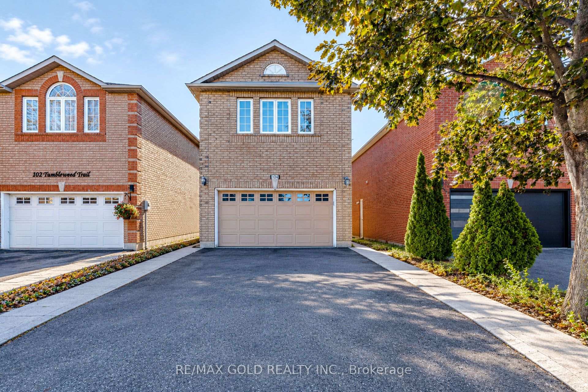 Photo 3 of 104 Tumbleweed Trail, Brampton, Fletcher's Creek South — HOMEH