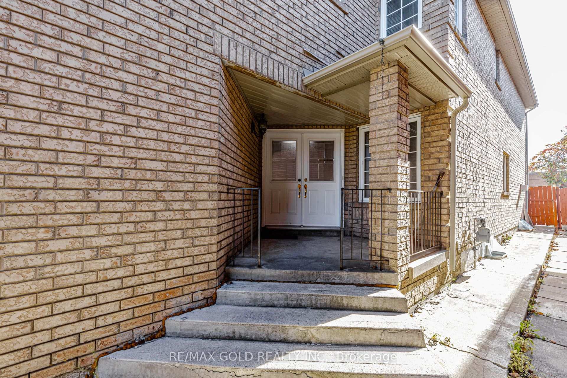 Photo 4 of 104 Tumbleweed Trail, Brampton, Fletcher's Creek South — HOMEH