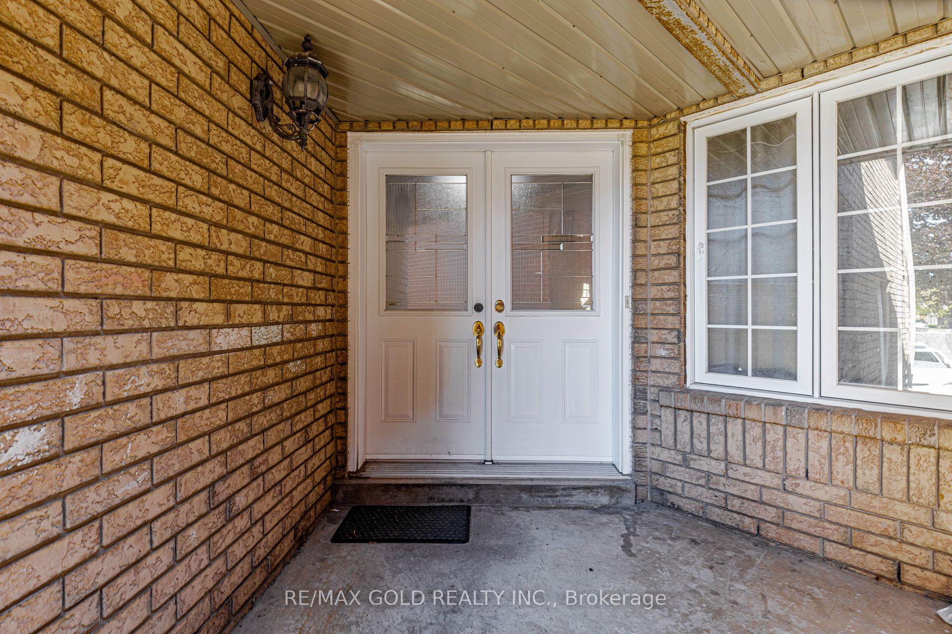 Photo 5 of 104 Tumbleweed Trail, Brampton, Fletcher's Creek South — HOMEH