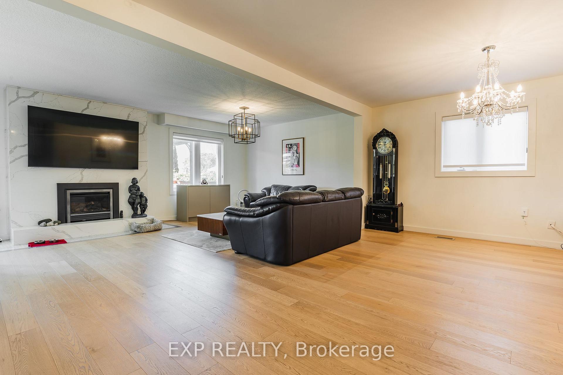 Photo 5 of 60 Gooderham Drive, Scarborough, Wexford-Maryvale — HOMEH