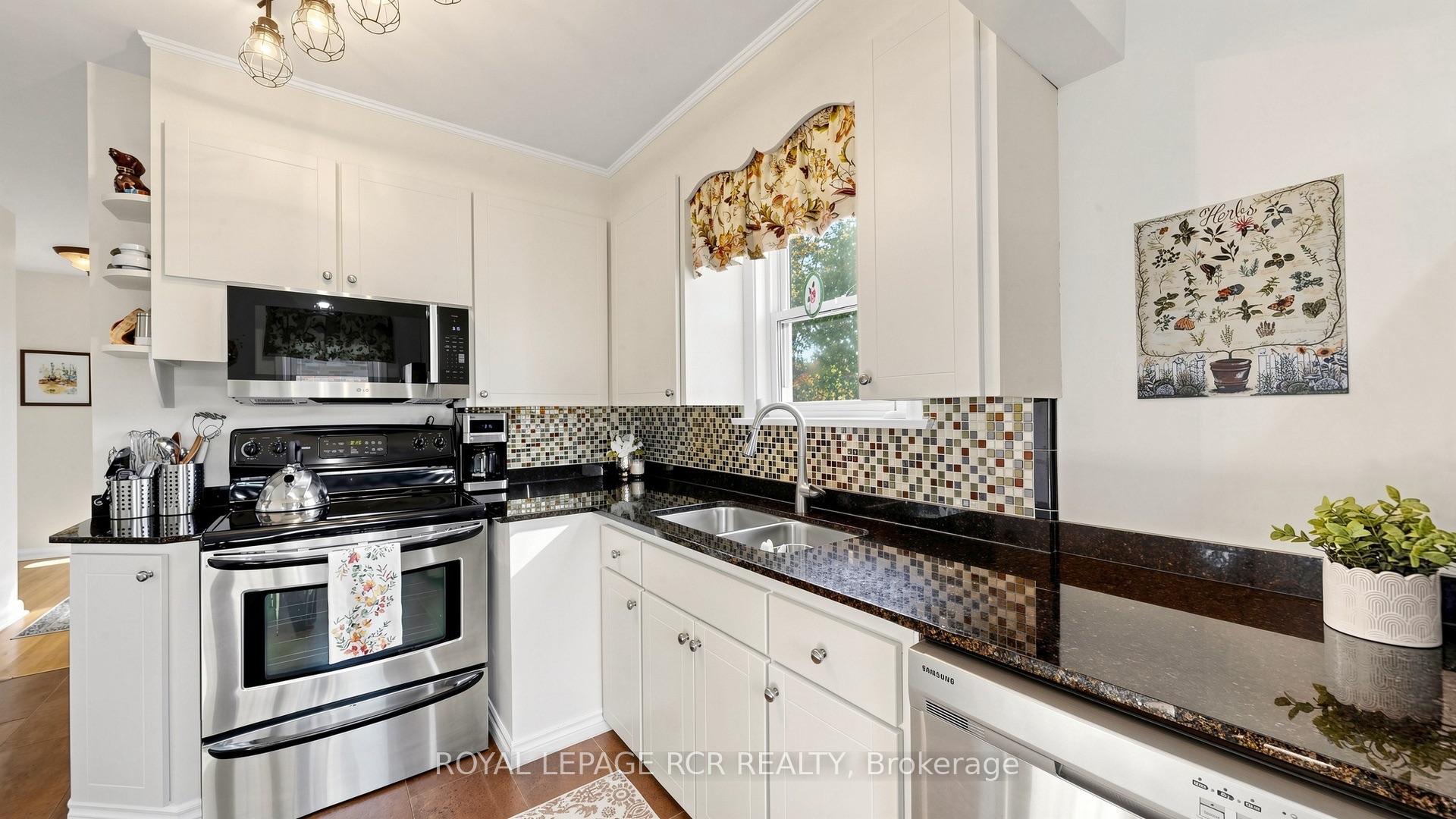 Photo 10 of 26 Newton Street, Barrie, Wellington — HOMEH