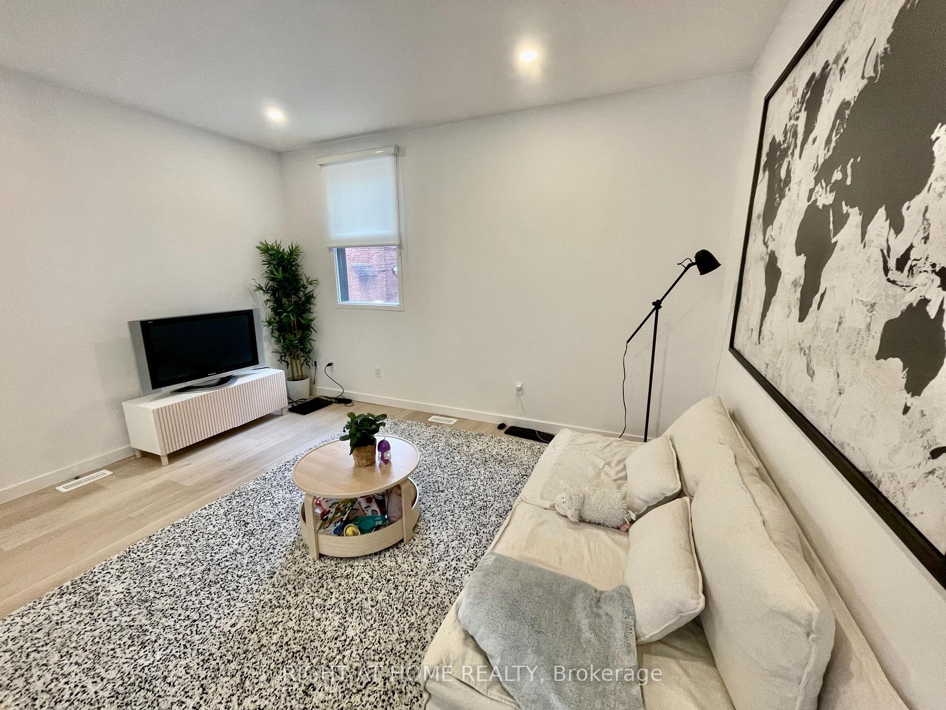 Photo 3 of Unit 5, 367 Howland Avenue, Toronto, Casa Loma — HOMEH