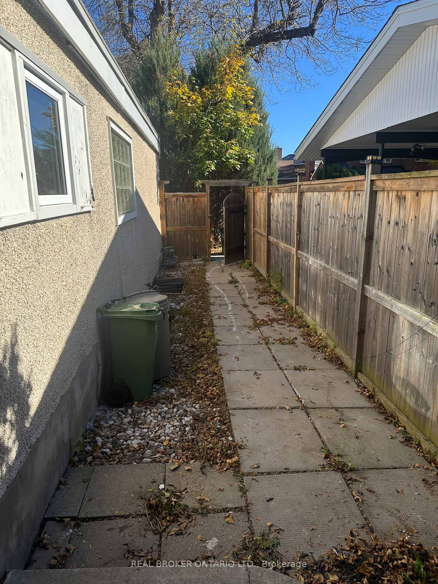 Photo 3 of 28 Leeming Drive, Ottawa, Crystal Beach — HOMEH