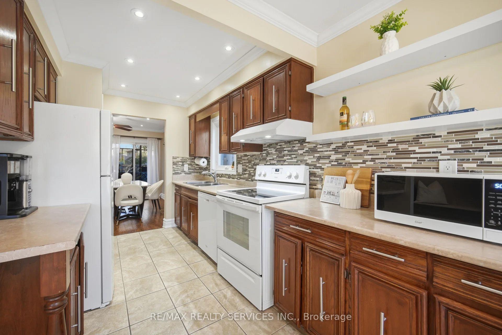 Photo 7 of 47 Lindridge Avenue, Brampton, Westgate — HOMEH