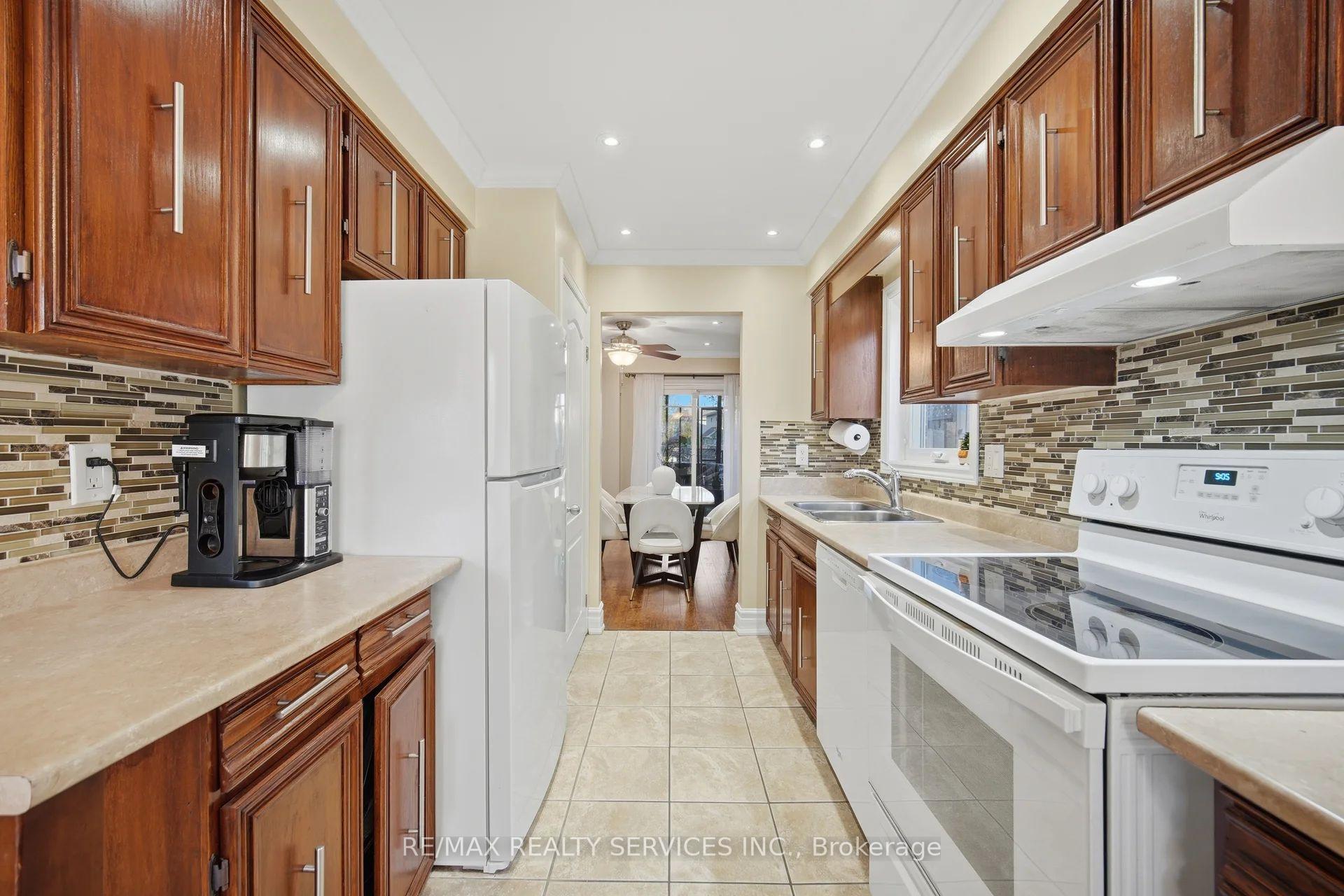 Photo 8 of 47 Lindridge Avenue, Brampton, Westgate — HOMEH