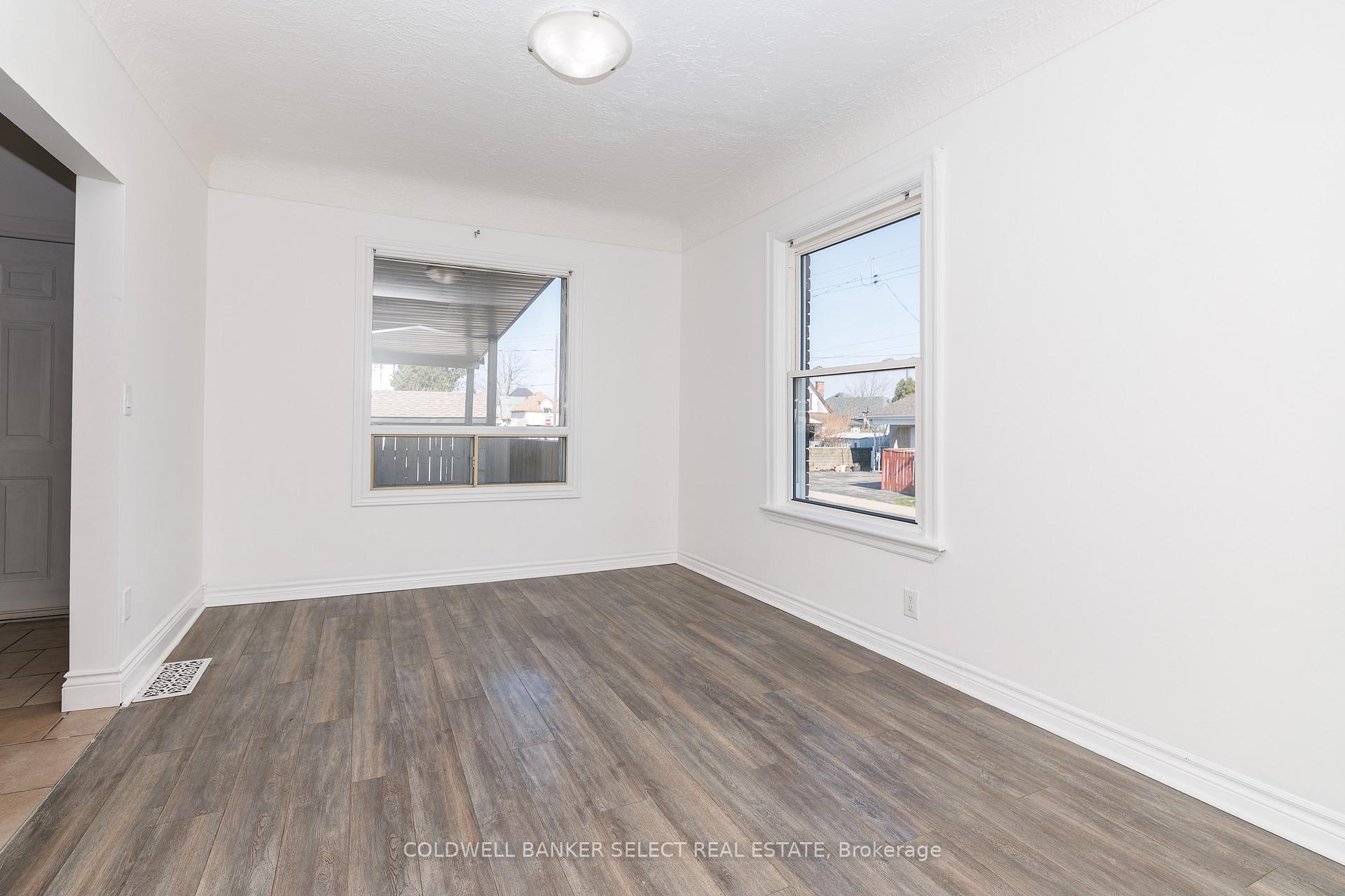 Photo 6 of 55 Frederick Avenue, Hamilton, Crown Point — HOMEH