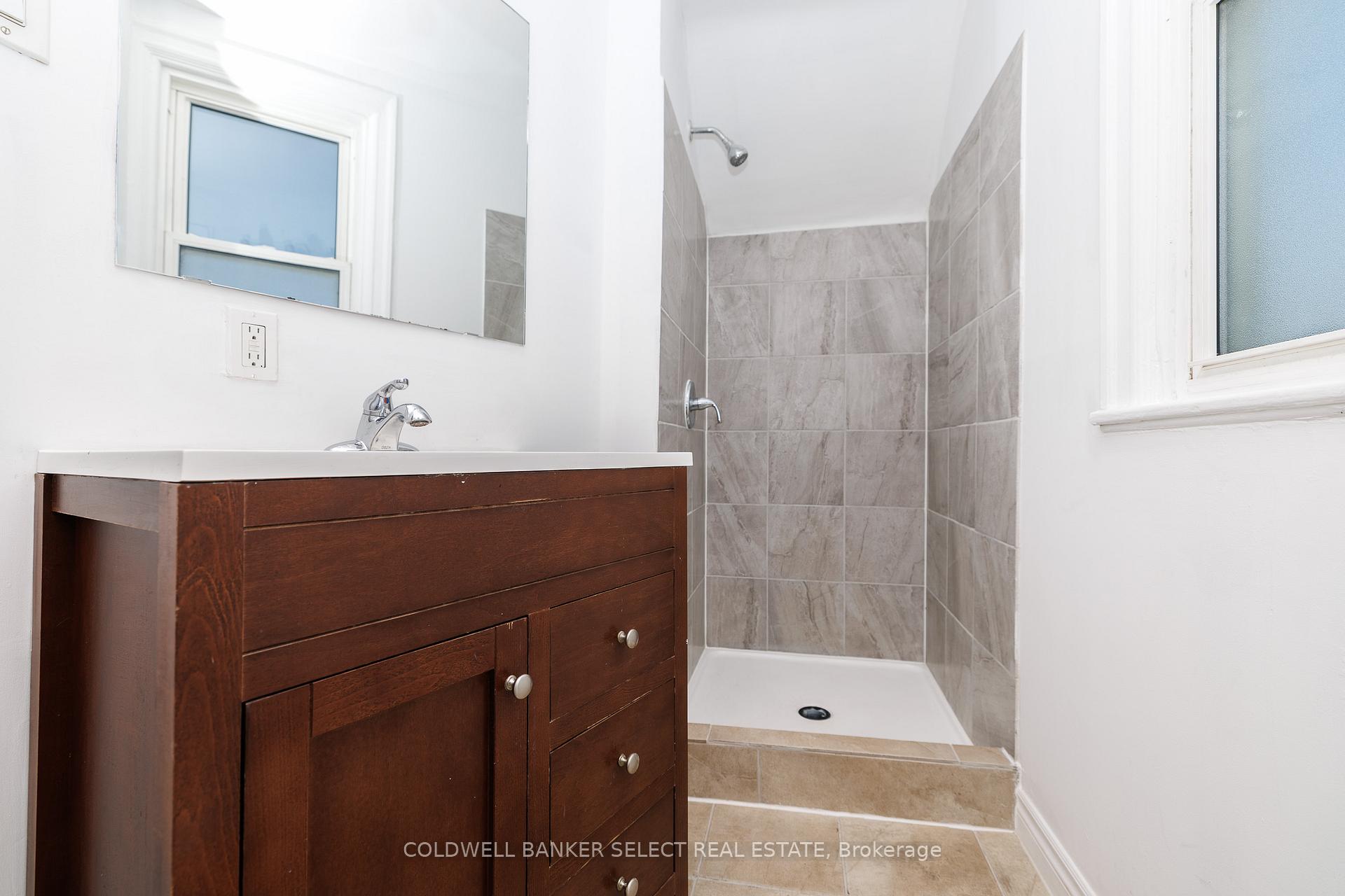 Photo 16 of 55 Frederick Avenue, Hamilton, Crown Point — HOMEH