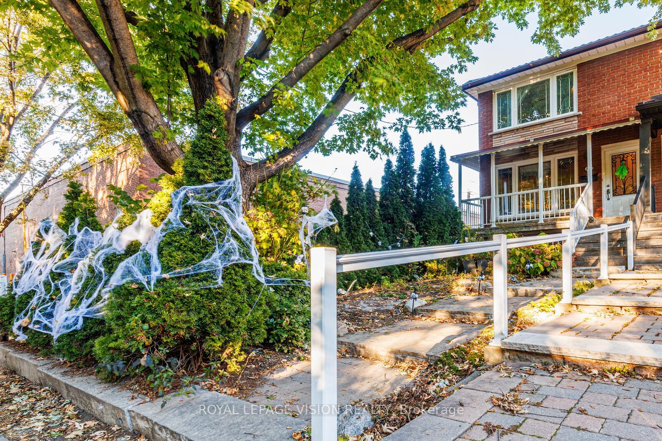 Photo 2 of 445 Shaw Street, Toronto, Trinity-Bellwoods — HOMEH